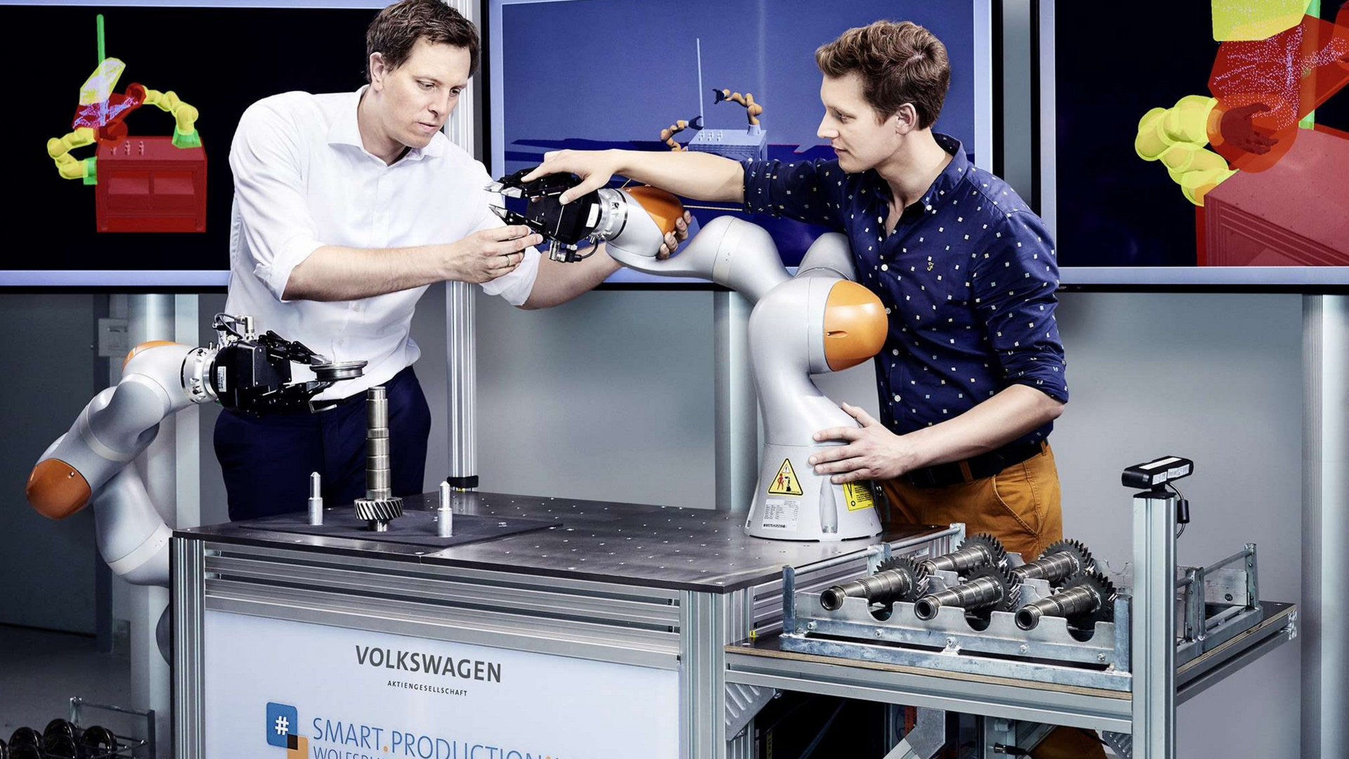 Immagine di Volkswagen, uomo e robot lavorano insieme