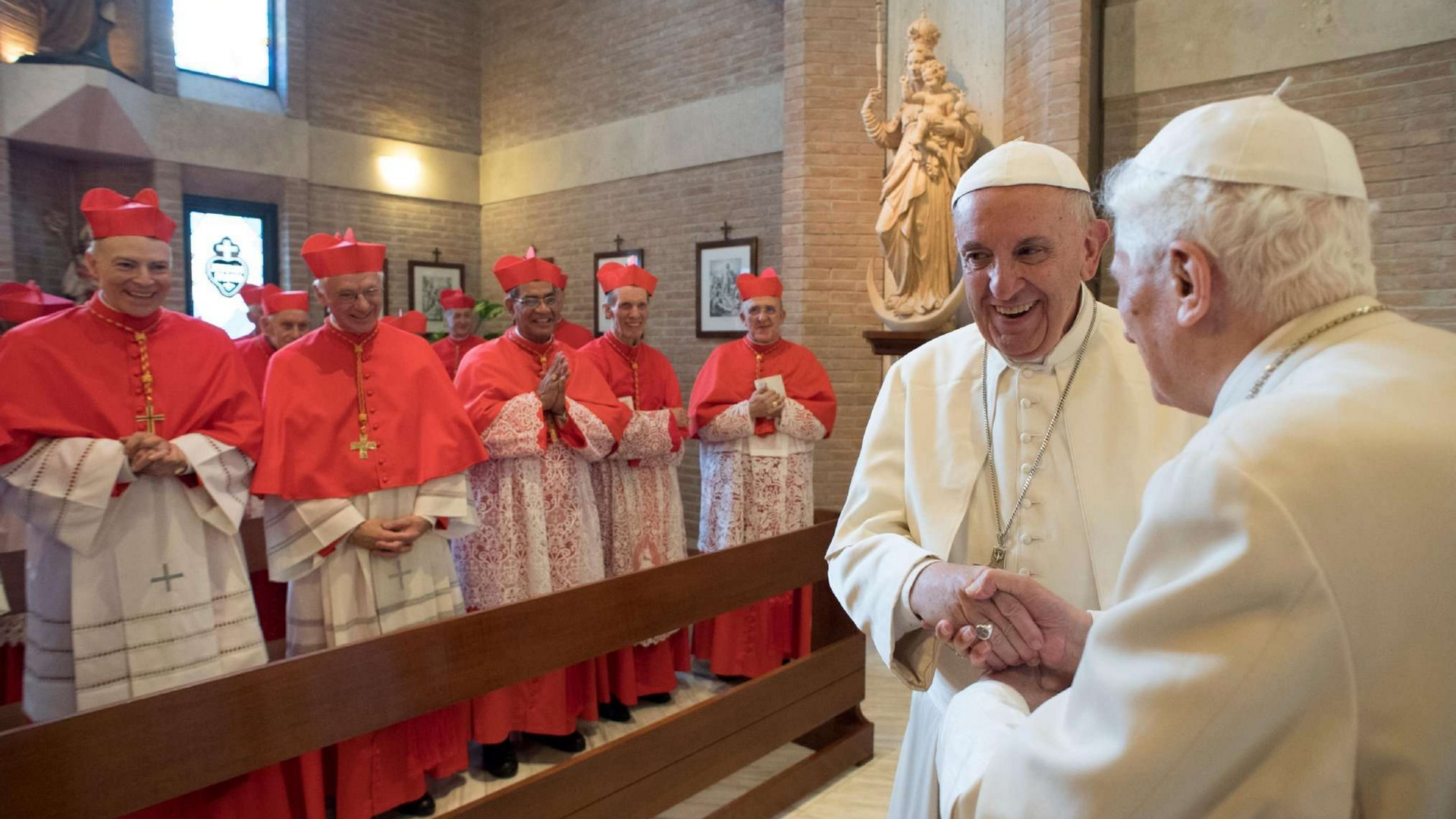 Immagine di Il Papa emerito abbraccia i cardinali e prega con loro