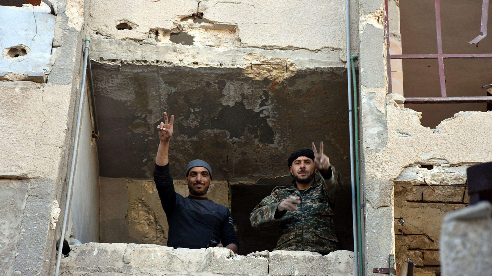 Immagine di Aleppo, l'esercito avanza nei quartieri orientali. Migliaia di civili in fuga
