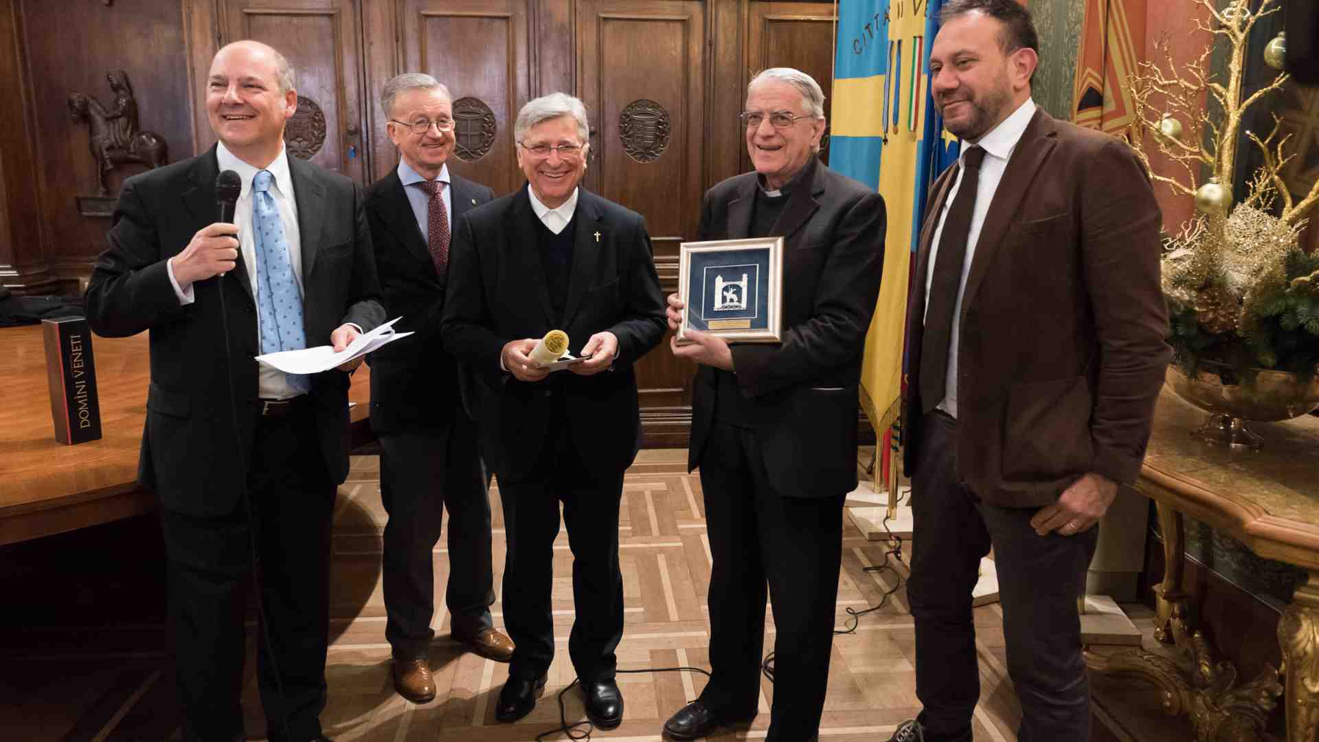 Immagine di A padre Lombardi il premio "Giornalisti e società"