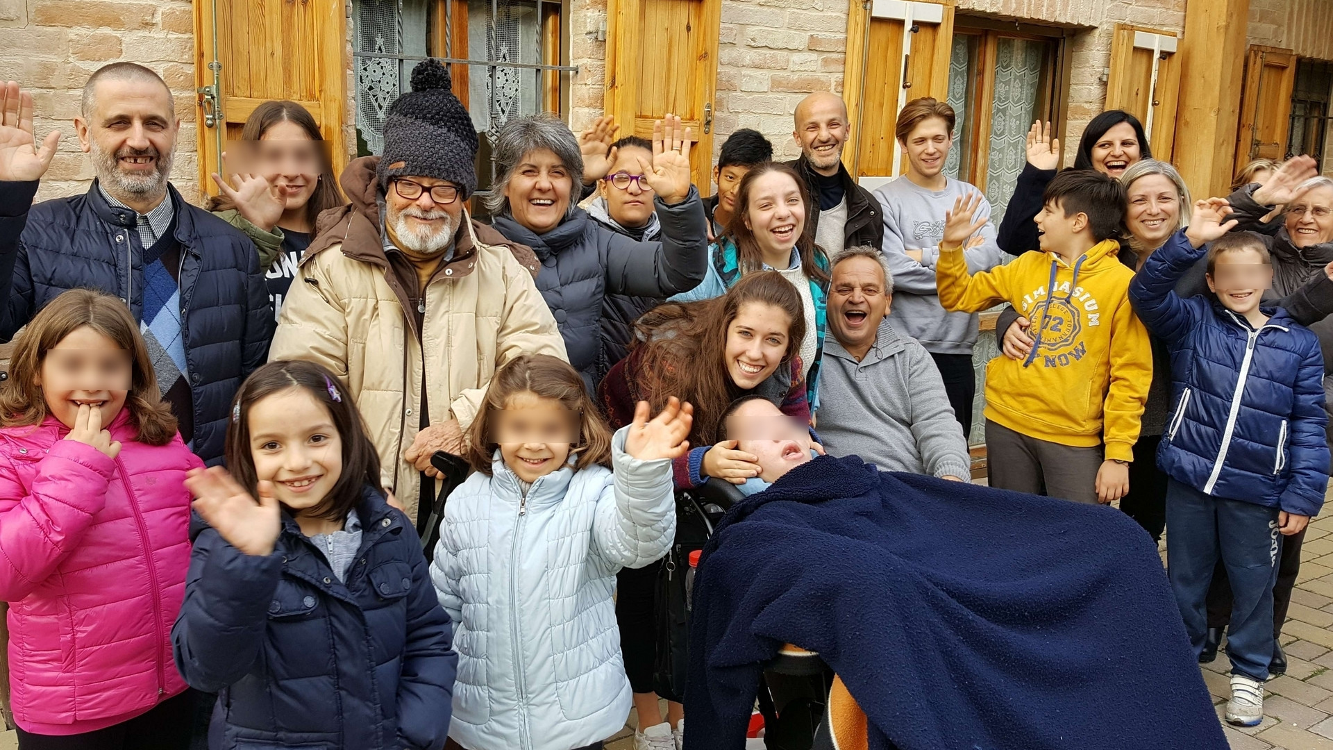 Immagine di Tolentino, la "strana" famiglia che vince il terremoto