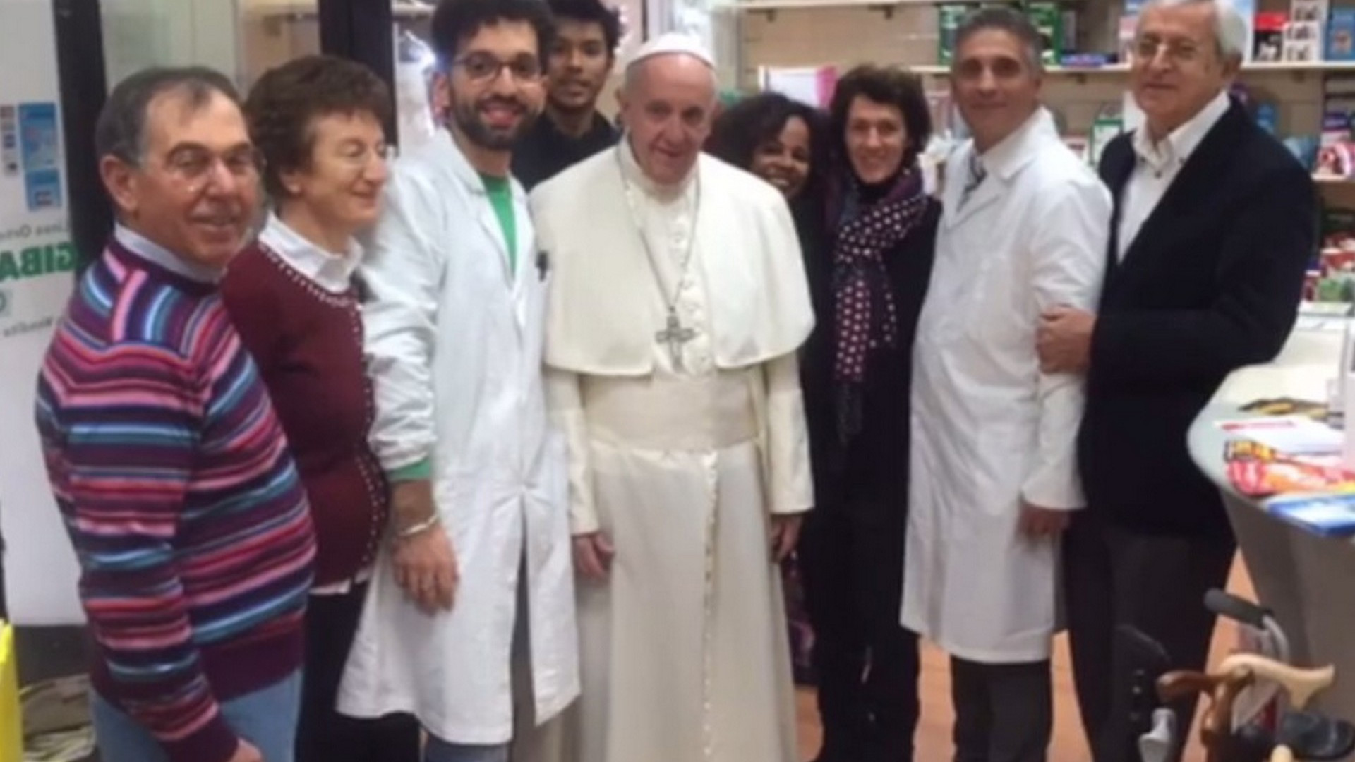 Immagine di Papa a sorpresa in un negozio di ortopedia