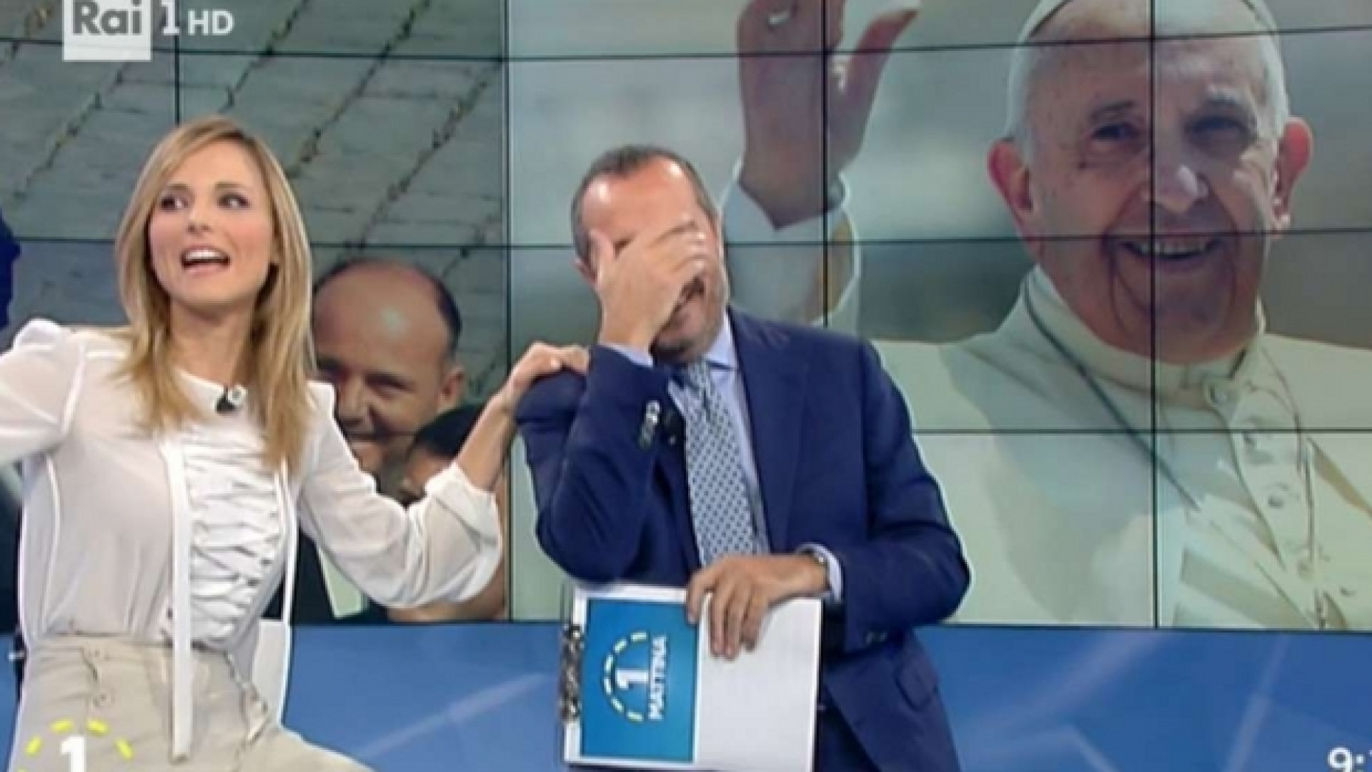 Immagine di Francesco telefona in diretta a Uno Mattina: auguri di un Natale cristiano