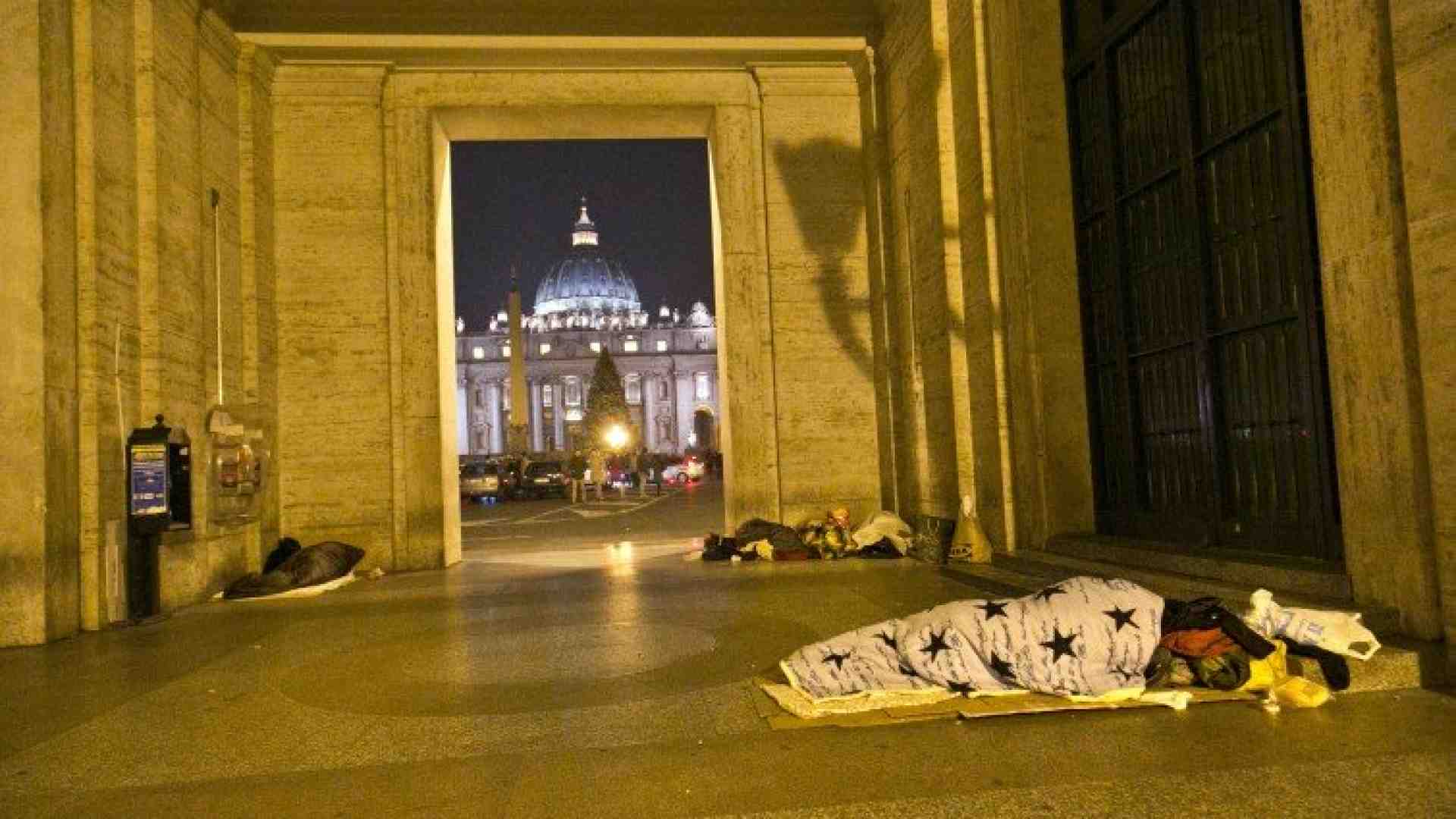 Immagine di Papa Francesco si mobilita per i senza tetto
