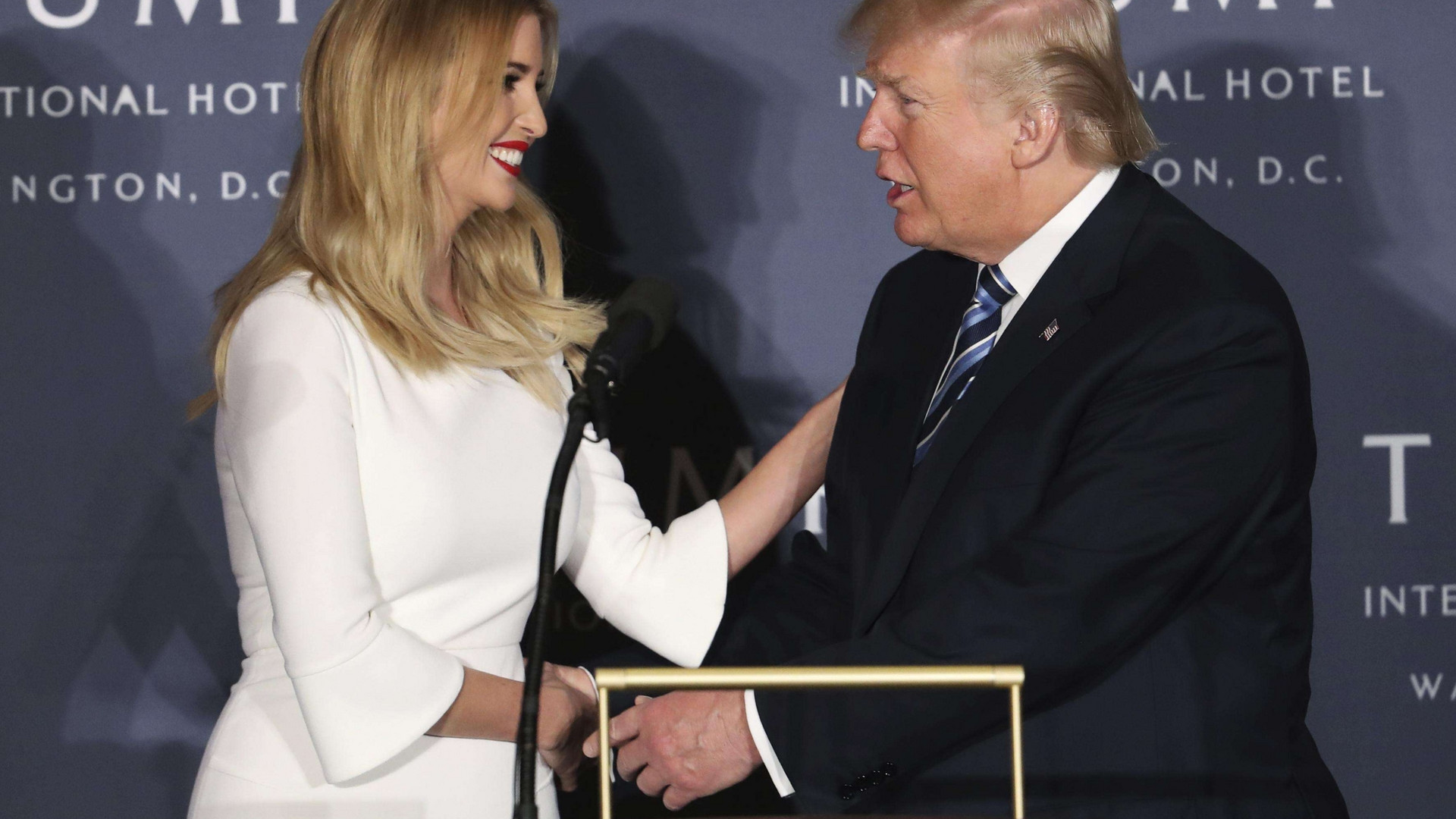Immagine di Trump giurerà su due Bibbie