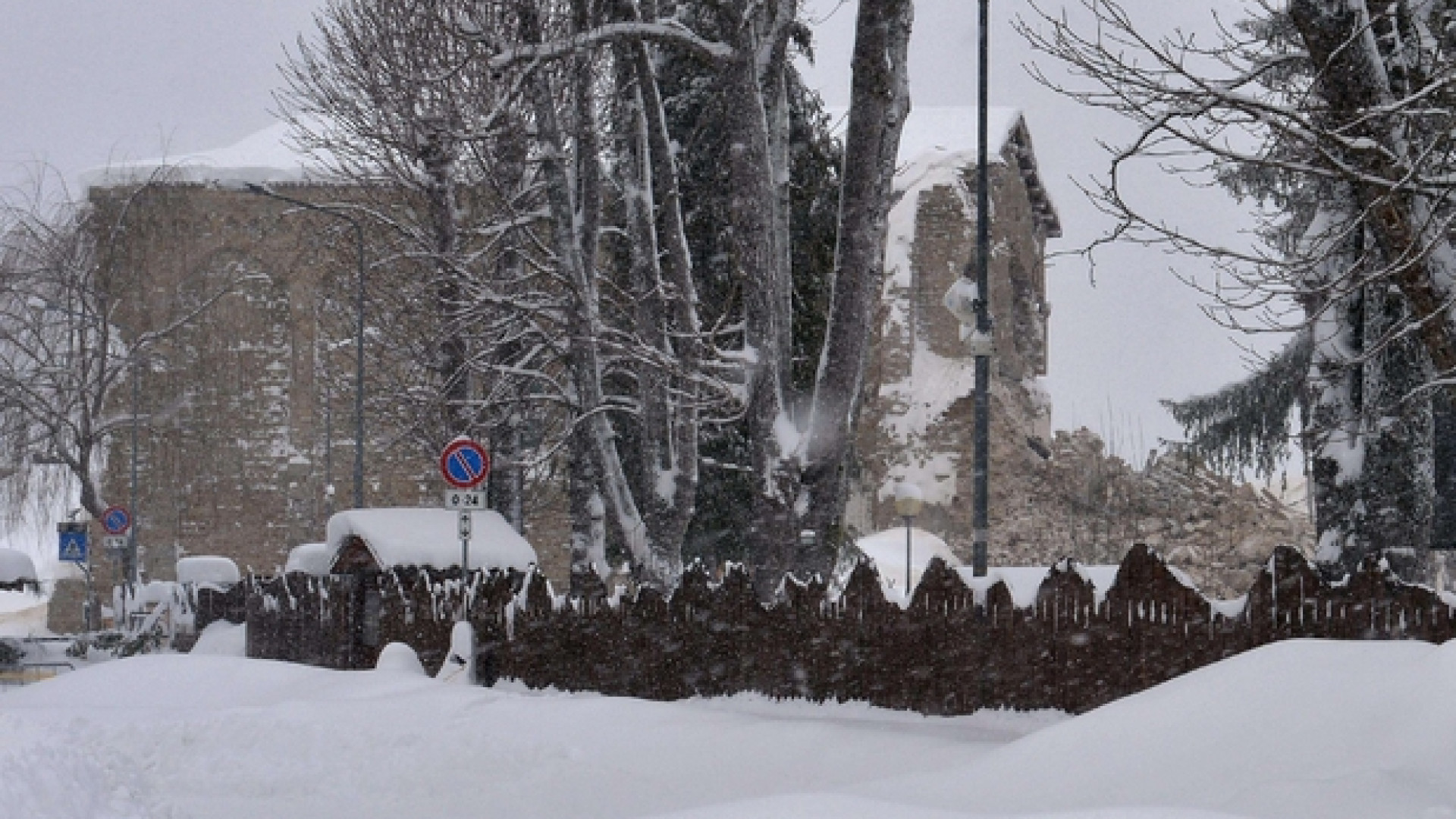 Immagine di Terremoto nel Centro Italia piegato dalla neve. Hotel investito da valanga