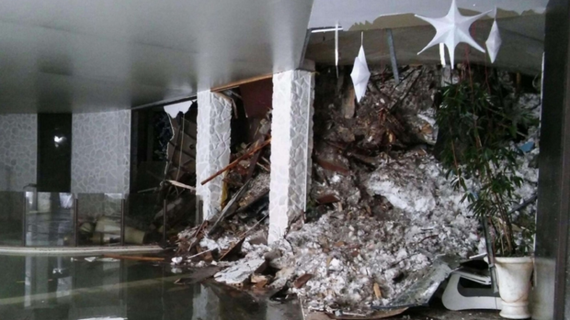 Immagine di Valanga su hotel, 30 dispersi. Estratte le prime 4 vittime. «Tanti morti»