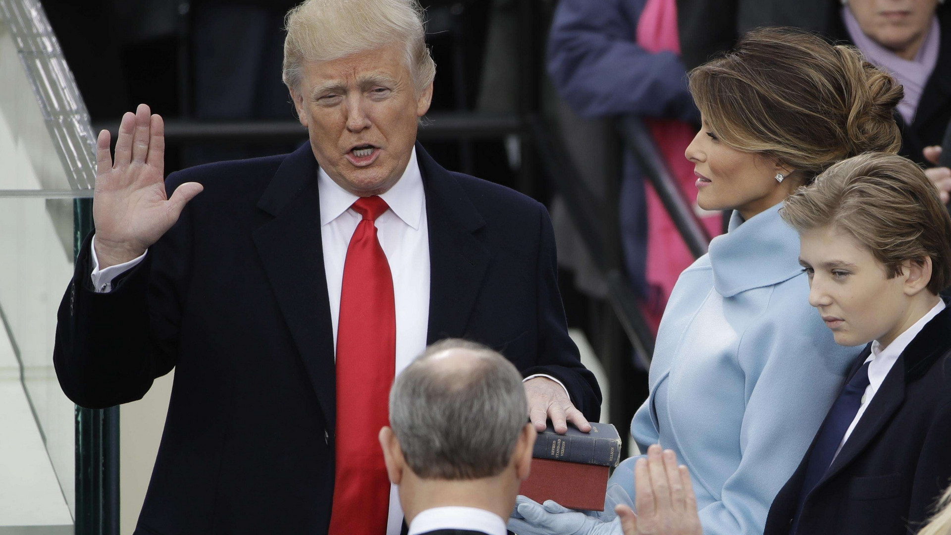 Immagine di Donald Trump ha giurato, è il 45° presidente. Discorso patriottico