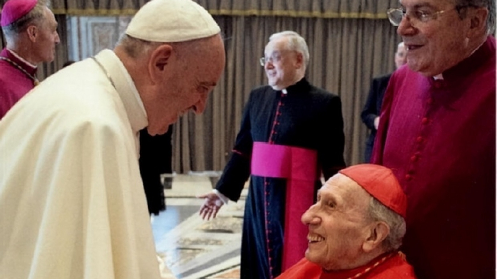 Immagine di Il saluto del Papa al 94enne cardinale amico