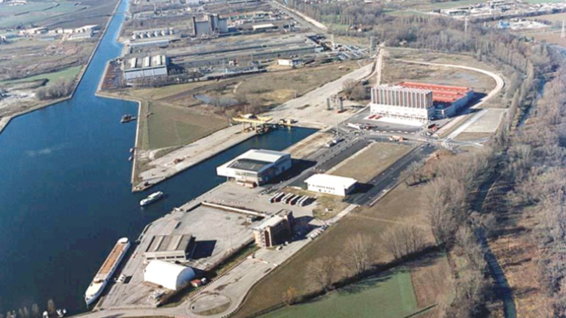 Immagine di Sessant’anni fa lo storico attracco della “Cisterna I” al porto di Cremona