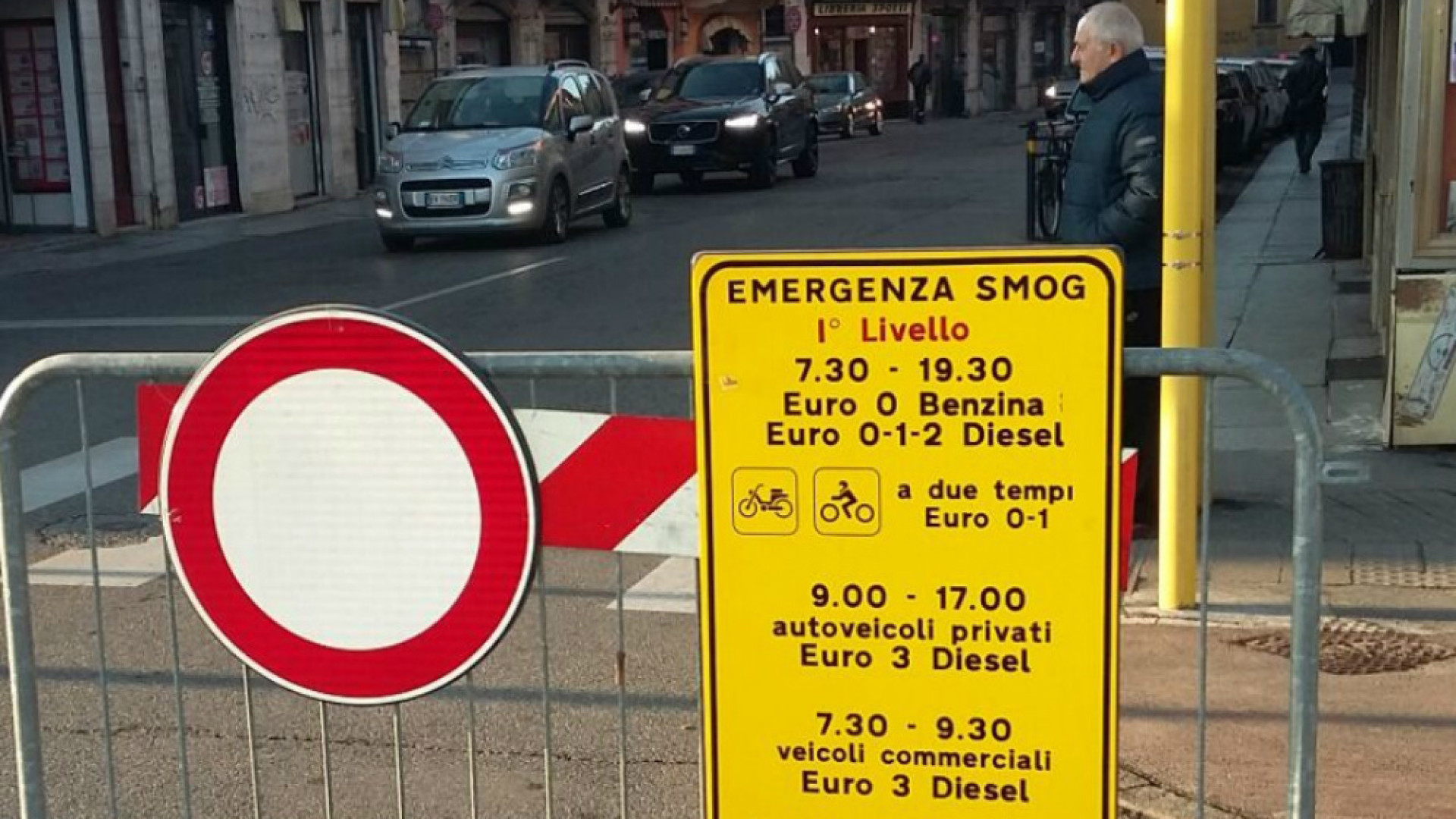 Immagine di Perdura l'emergenza smog, il Comune raccomanda di limitare l'uso delle auto