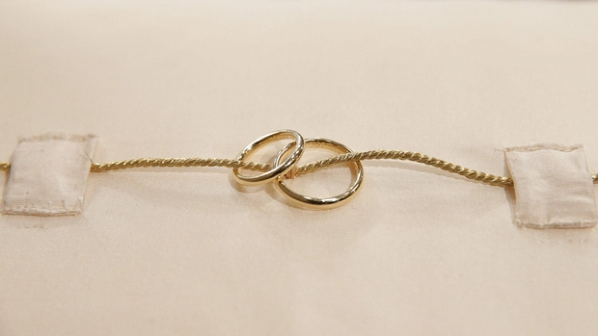 Immagine di Matrimonio gay tra due cittadine straniere. Via libera della Cassazione