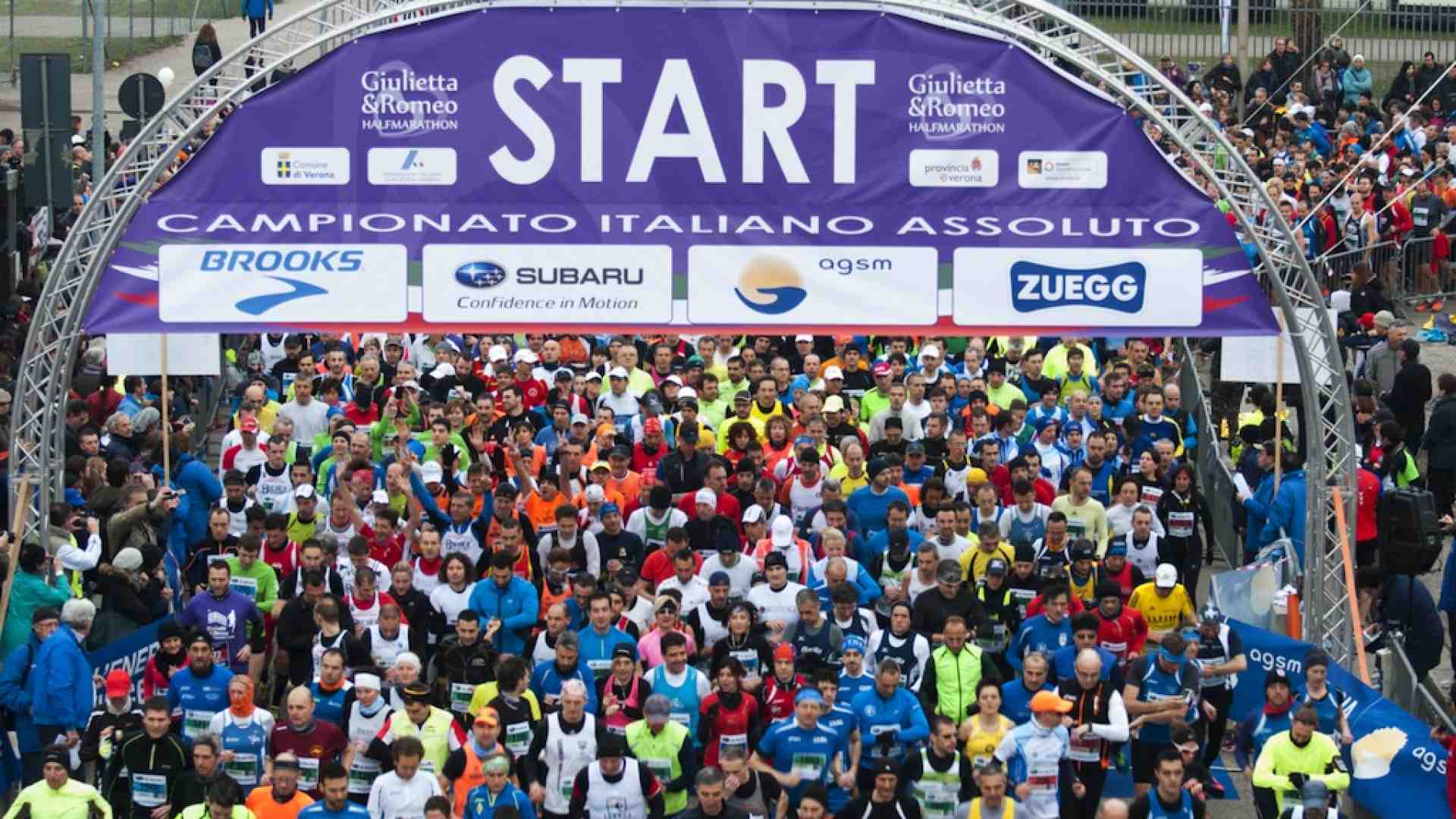 Immagine di Si corre a piedi, traffico bloccato in centro città