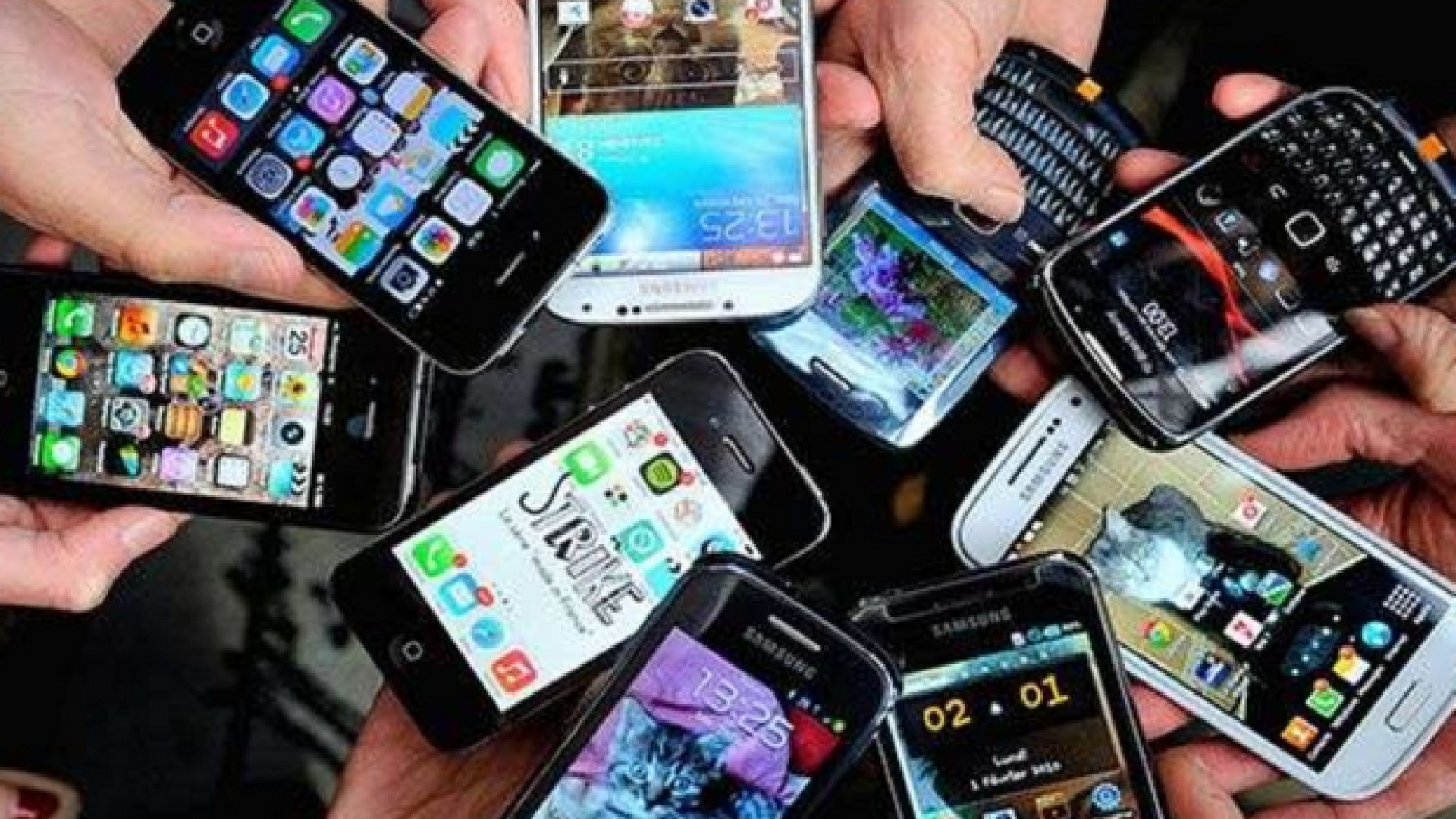 Immagine di Il parroco benedice i cellulari. «Per usarli meglio»