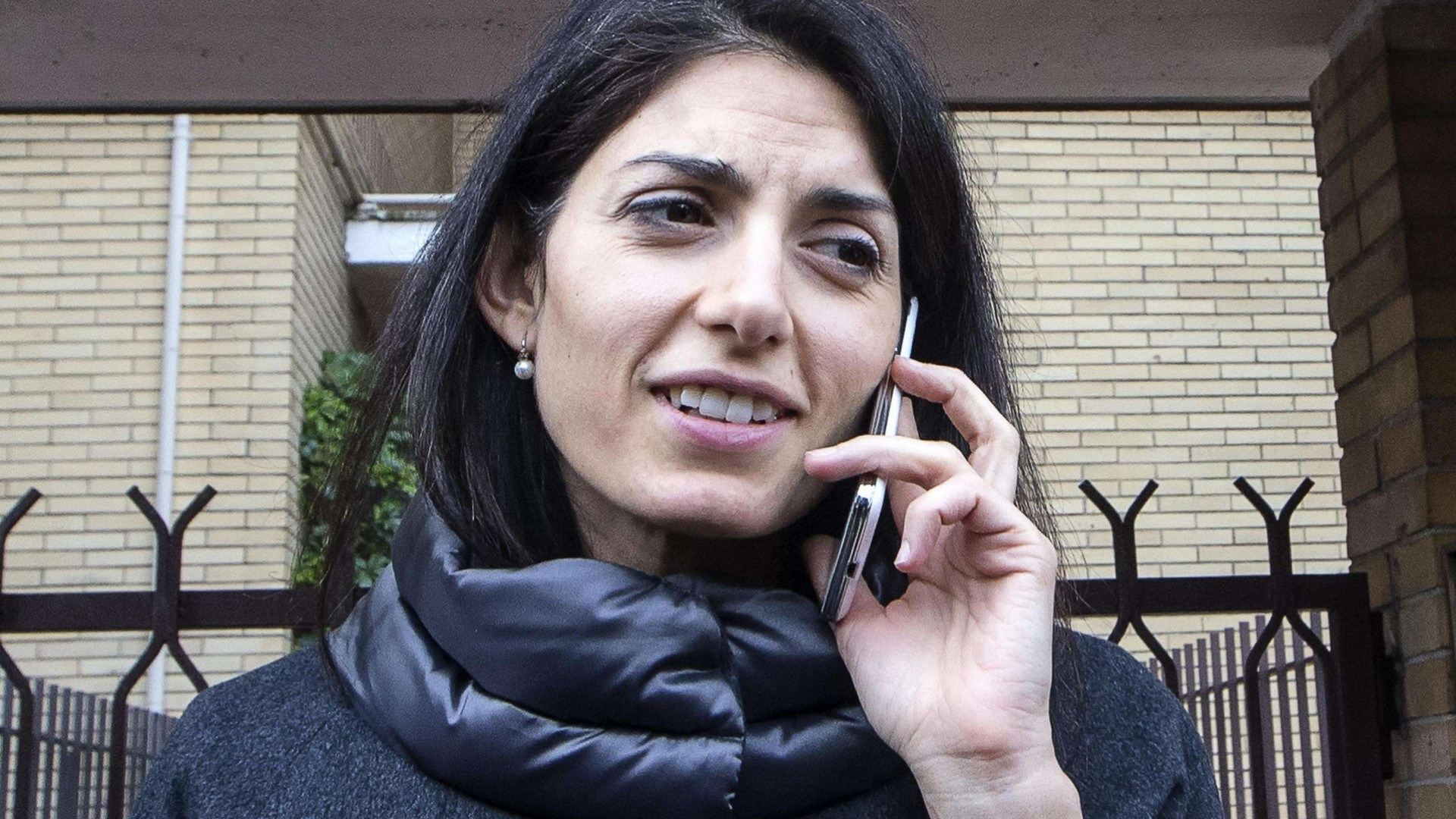Immagine di Grillo blinda Raggi: hai la mia stima per aver ammesso i tuoi errori