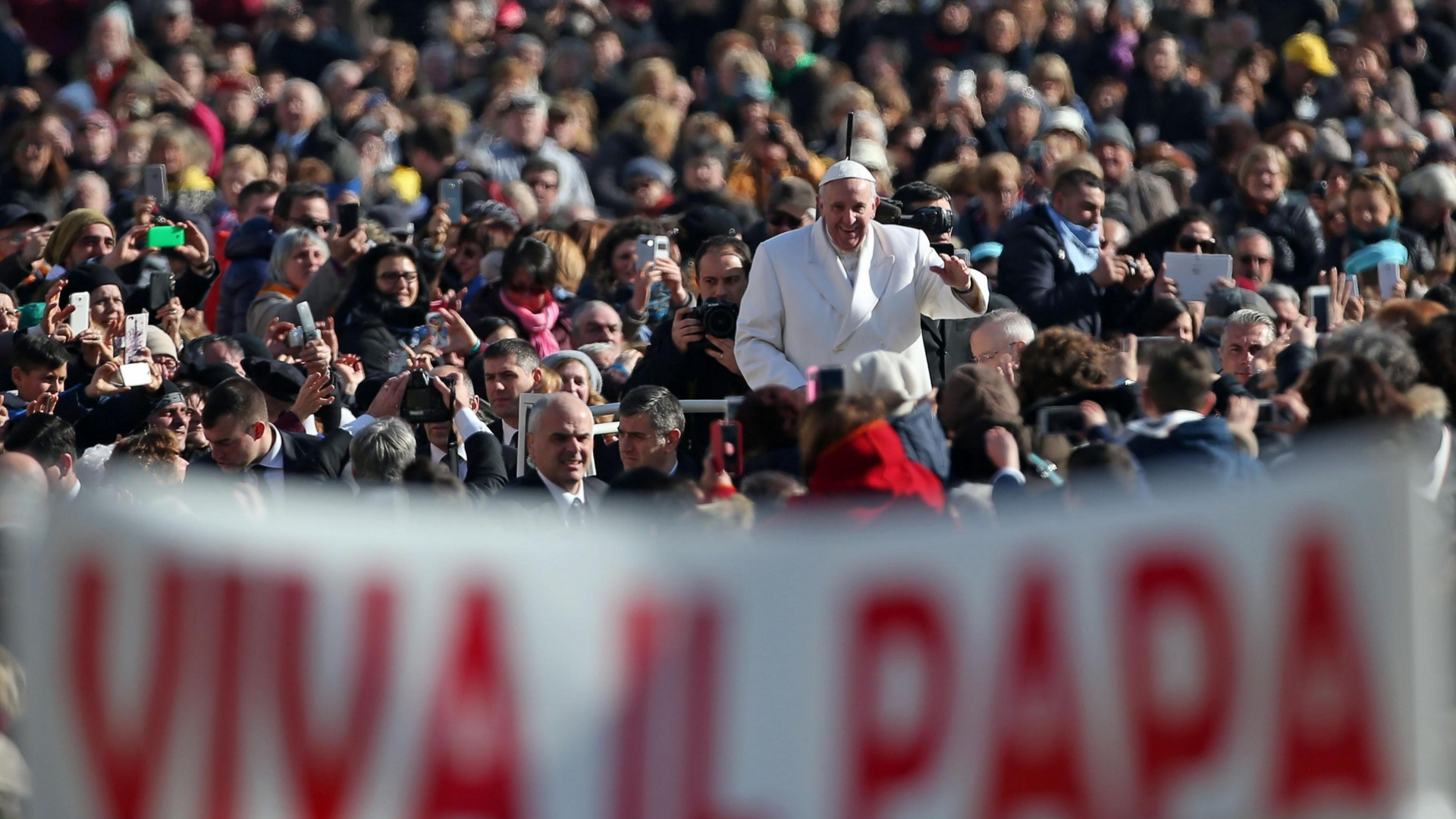 Immagine di Manifesti contro Francesco, la Presidenza della Cei: vicini al Papa