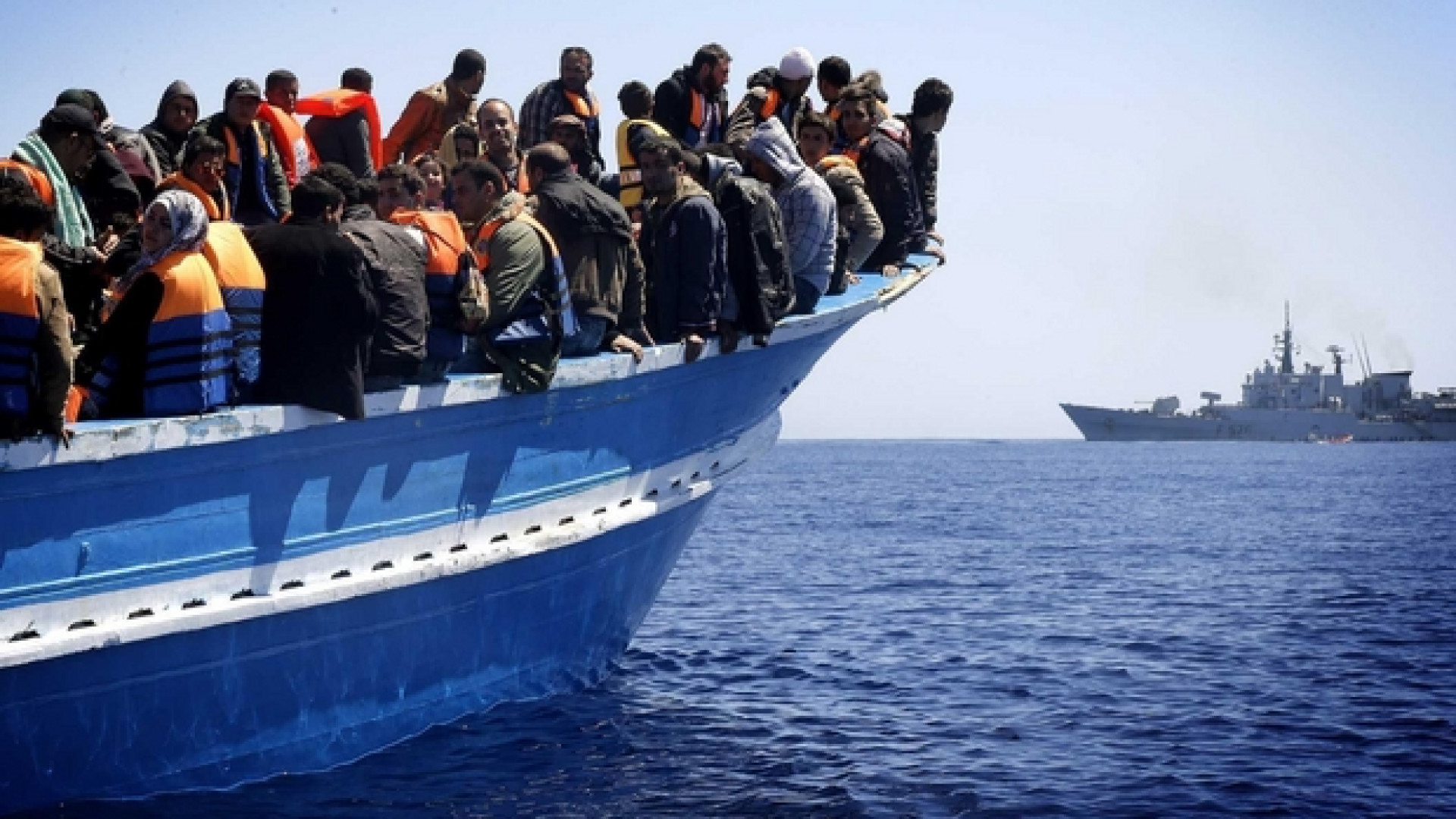 Immagine di Stipati in barca a vela: salvati 91 migranti. Gli scafisti erano russi