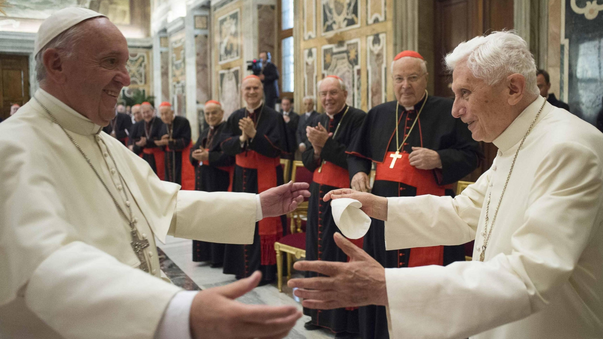 Immagine di Padre Lombardi: Francesco sostenuto nella preghiera da Benedetto XVI