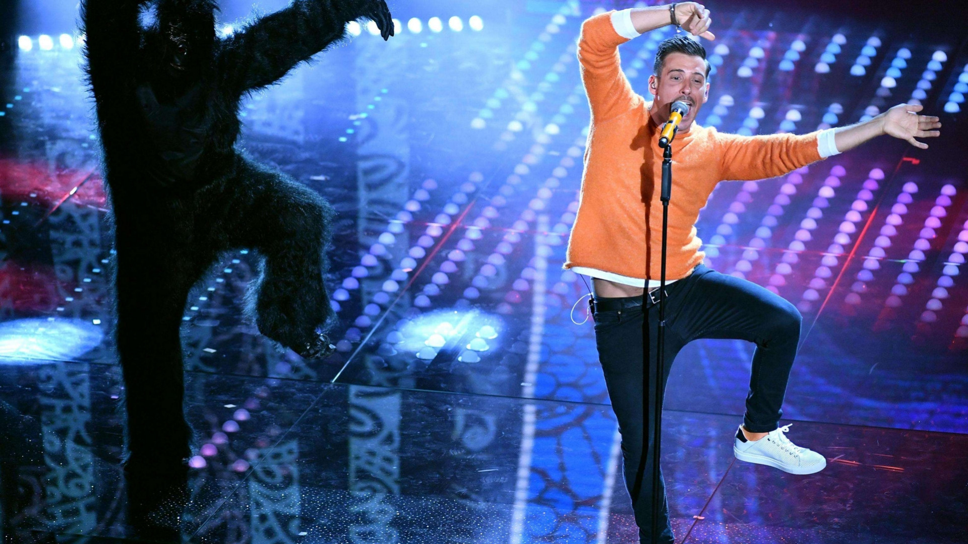 Immagine di Spiazzante Gabbani, con una scimmia e molta ironia riconquista l'Ariston