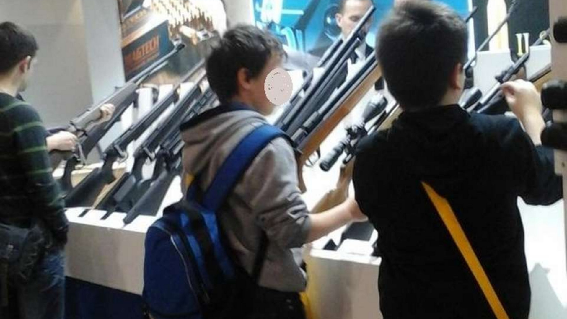 Immagine di La fiera delle armi apre ai minori. Sale la protesta