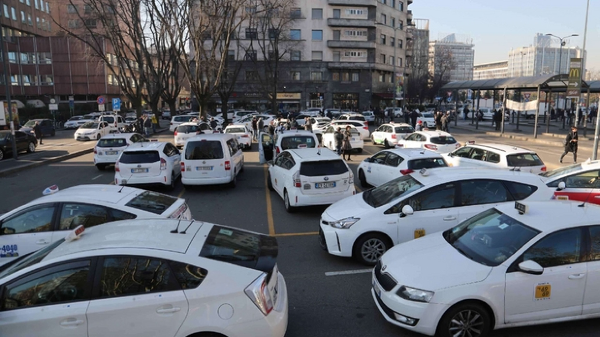 Immagine di Tassisti in rivolta contro il Milleproroghe: «Favorisce Uber e abusivi»