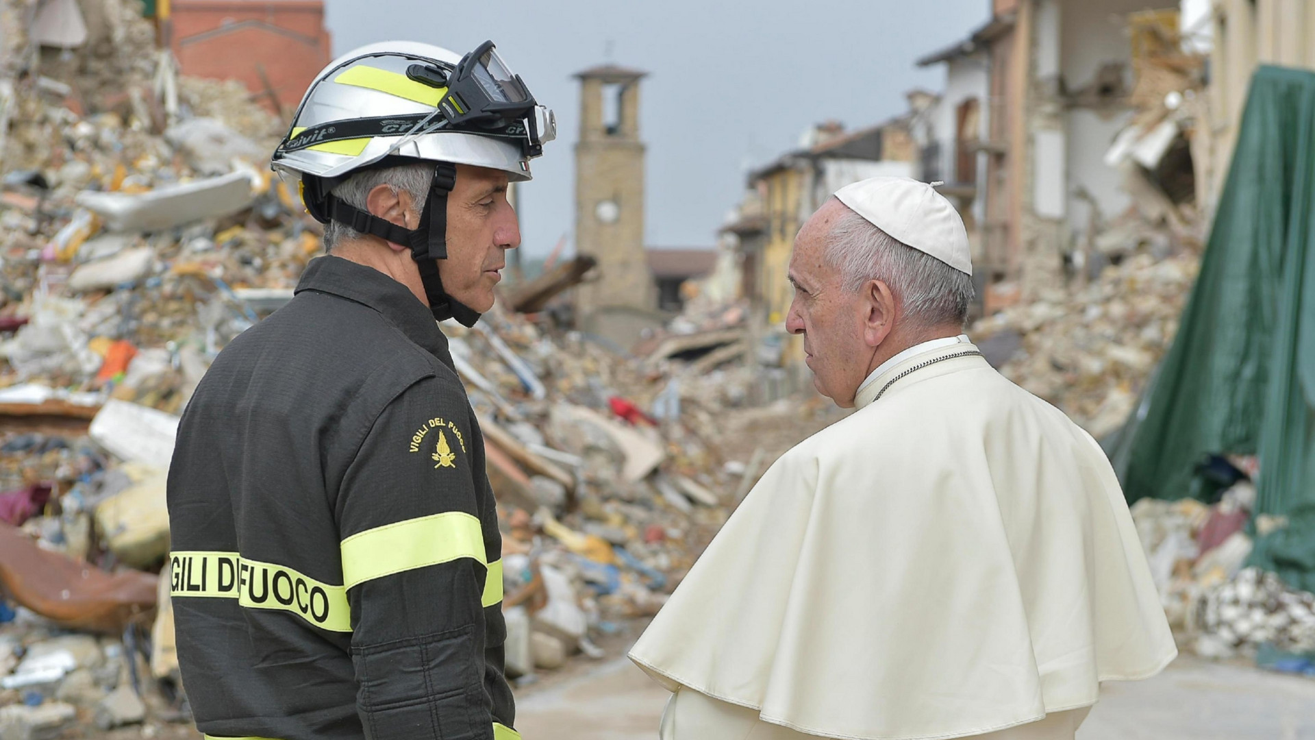 Immagine di Papa Francesco «fa la spesa» nelle zone del terremoto
