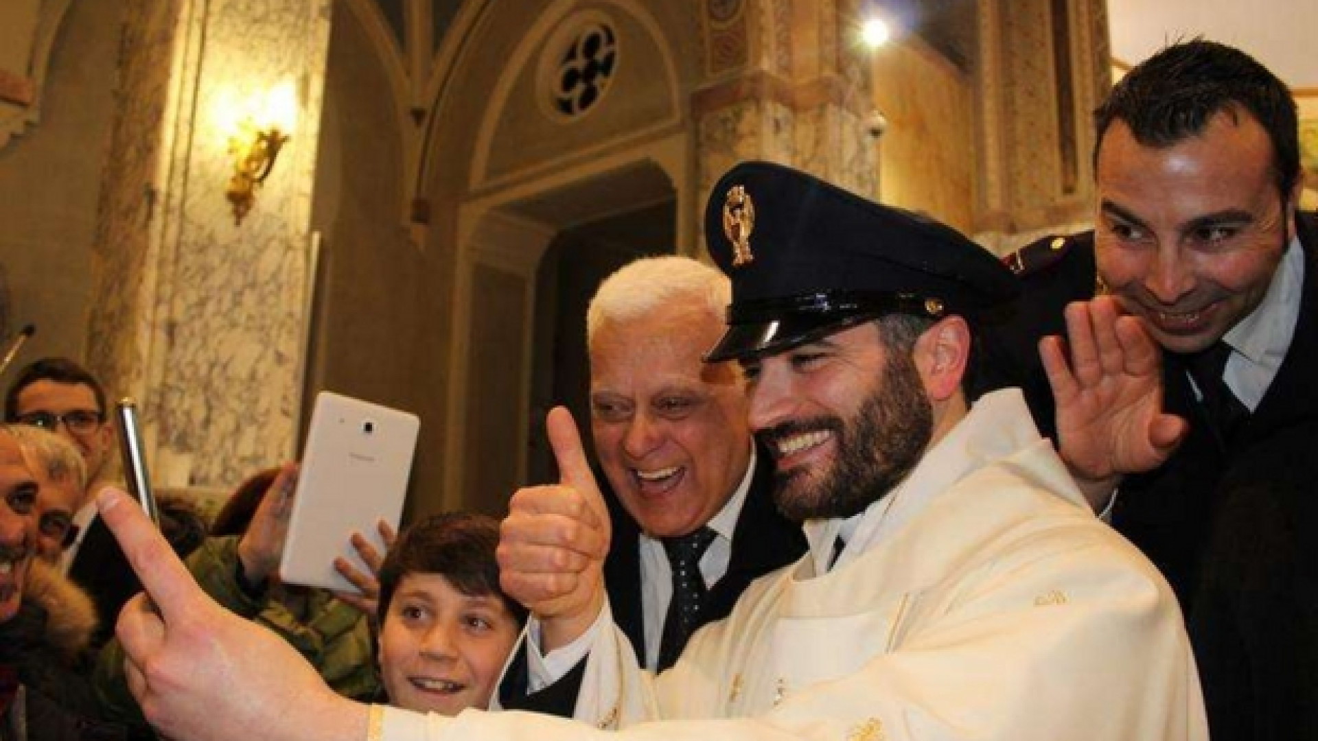 Immagine di Don Ernesto: da poliziotto a prete per servire gli altri