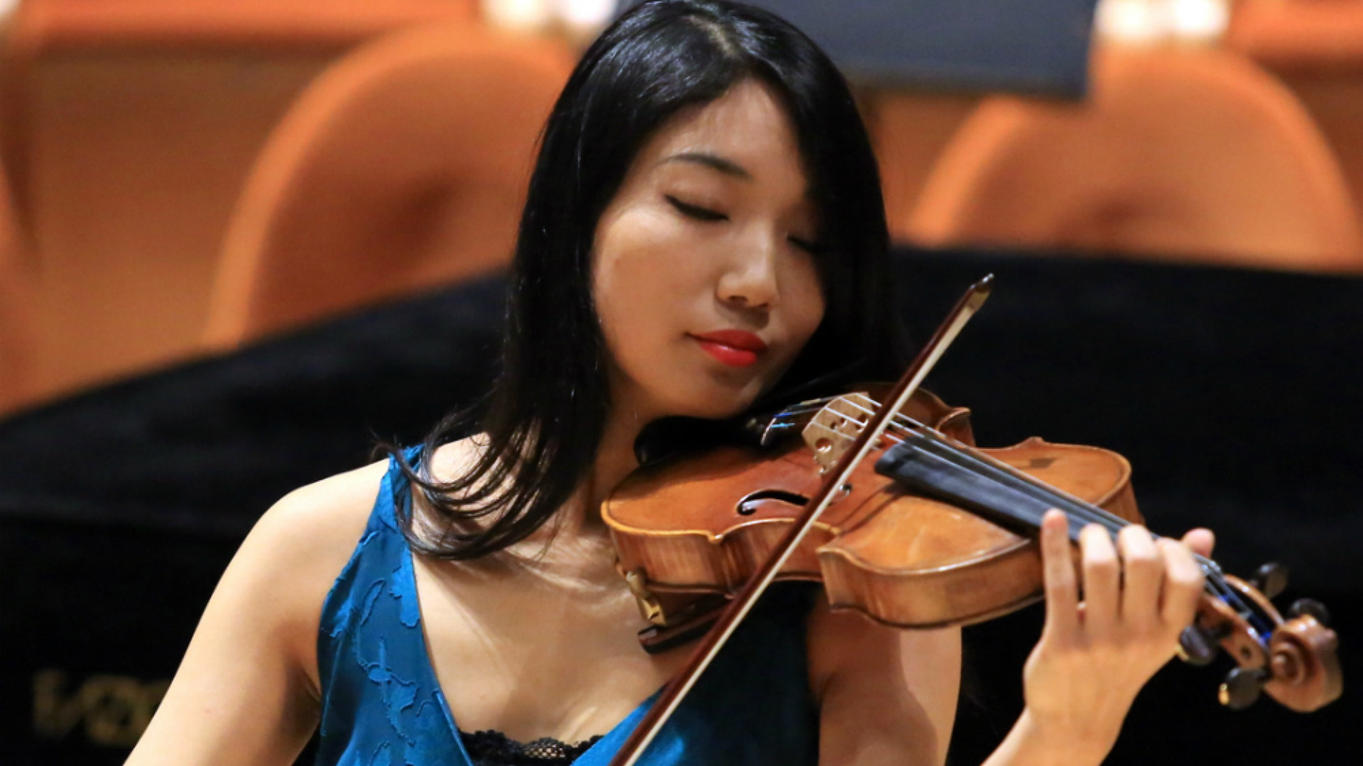 Immagine di Tutti gli amori di Lena Yokoyama La città che l’ha “rapita”, la musica, il pianista e il violino di mamma