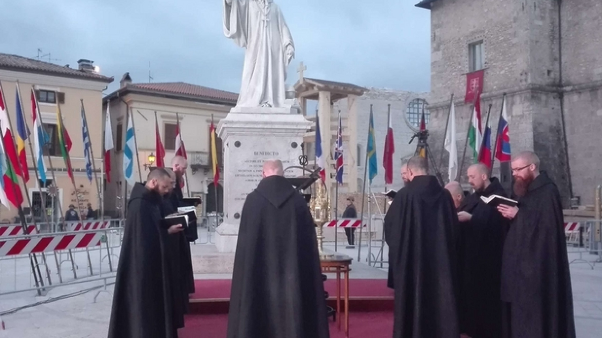 Immagine di I vespri in piazza dei Monaci di Norcia. Tornata la fiaccola benedettina