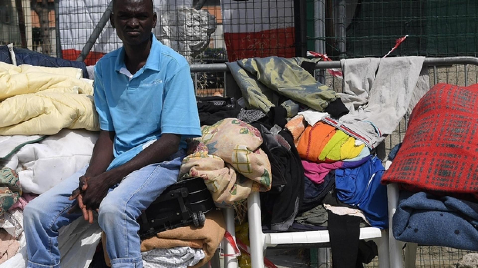 Immagine di Tre volontari denunciati. «Hanno somministrato cibo ai migranti»