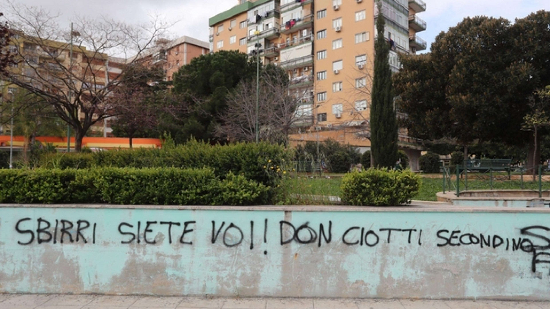 Immagine di Un'altra scritta intimidatoria contro don Ciotti. I cittadini cancellano