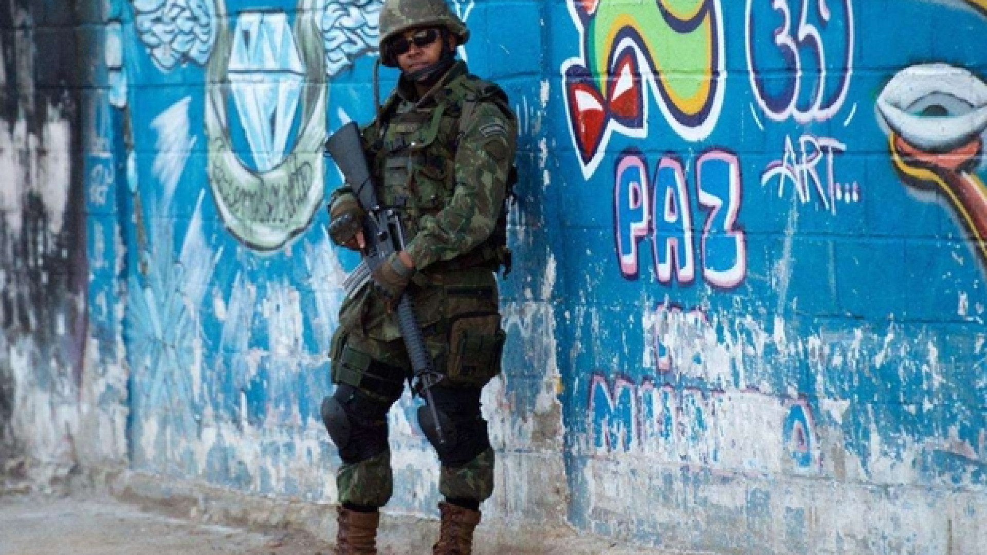 Immagine di Rio violenta: la grande crisi uccide la tregua nelle favelas