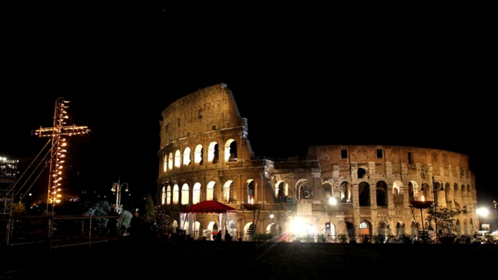 Immagine di La Via Crucis al Colosseo con le «donne del Vangelo»