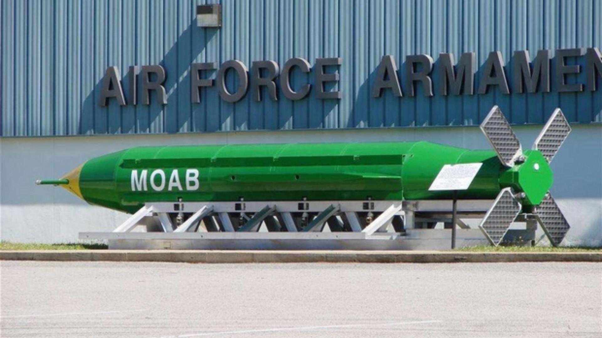 Immagine di Donald Trump sgancia in Afghanistan e sui media la superbomba contro il Daesh