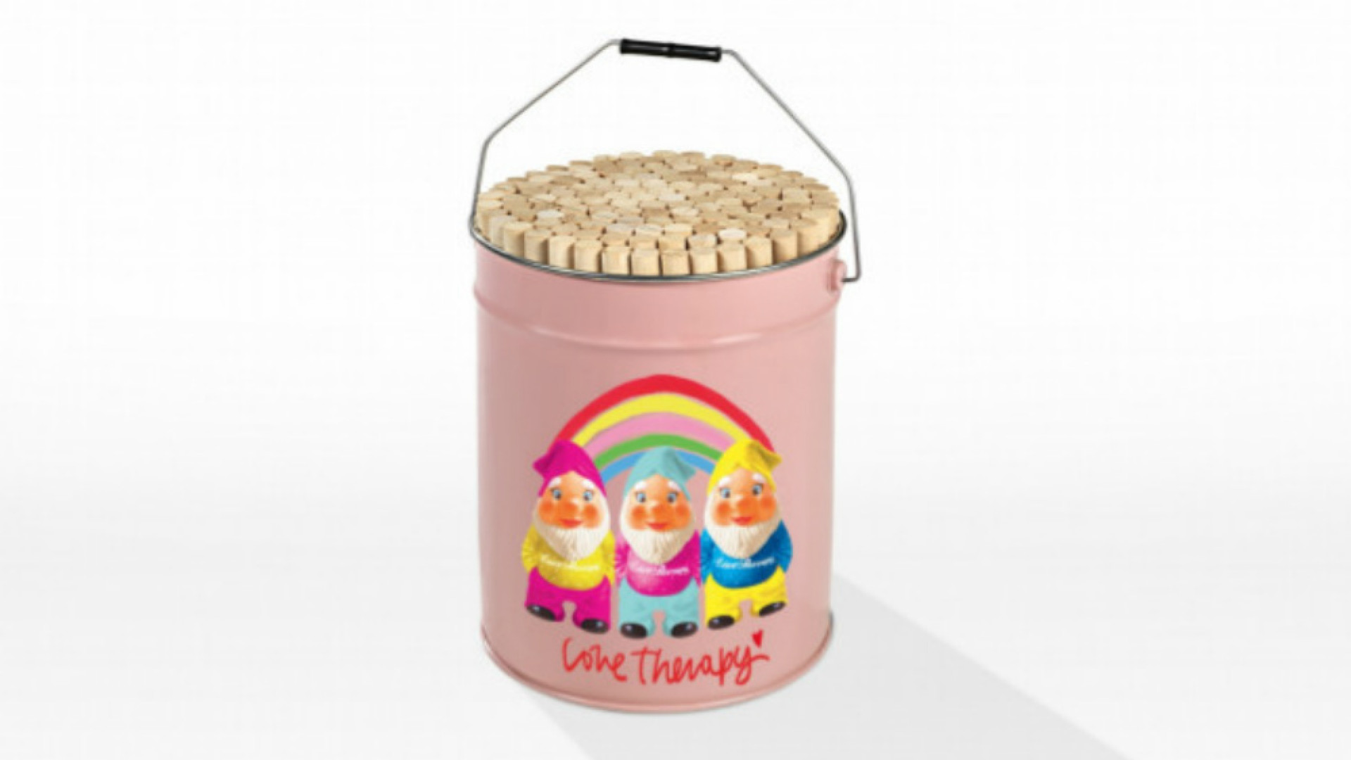 Immagine di Vanna Sbolzani a Fuorisalone con le sedute griffate Love Terapy by Elio Fiorucci