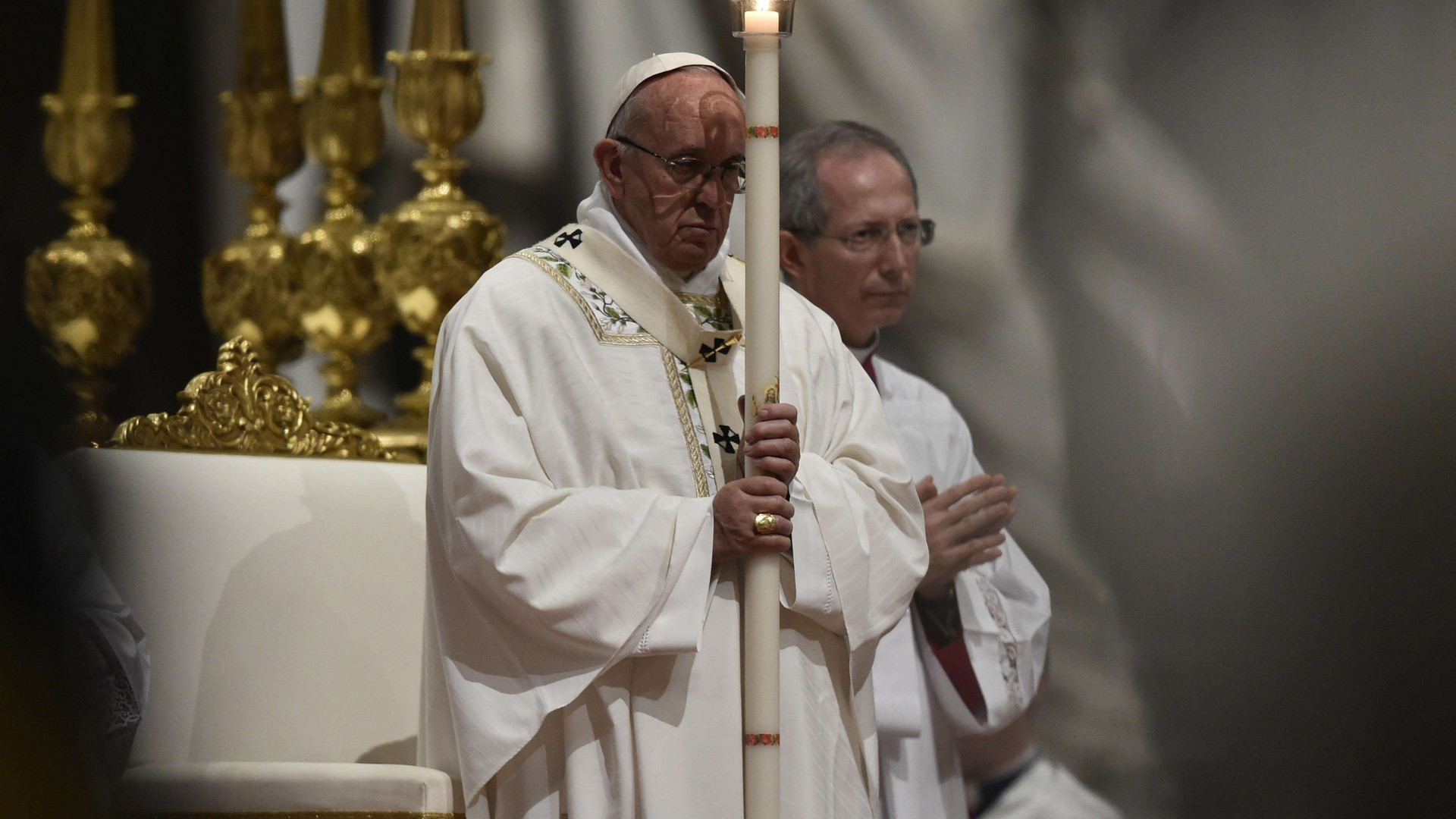 Immagine di Cristo risorge nei volti di chi ha perso sogni e dignità