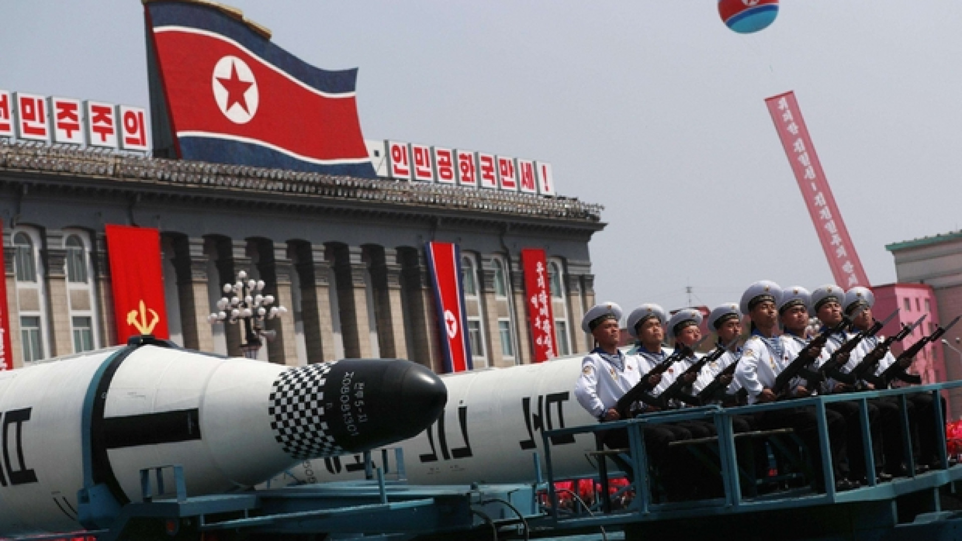 Immagine di Kim mostra i missili in parata, ma non testa l'atomica. Per ora