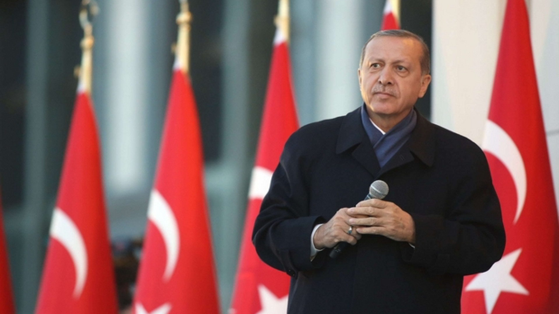 Immagine di Super-Erdogan vince di misura. L'Osce: 2,5 milioni di schede sospette