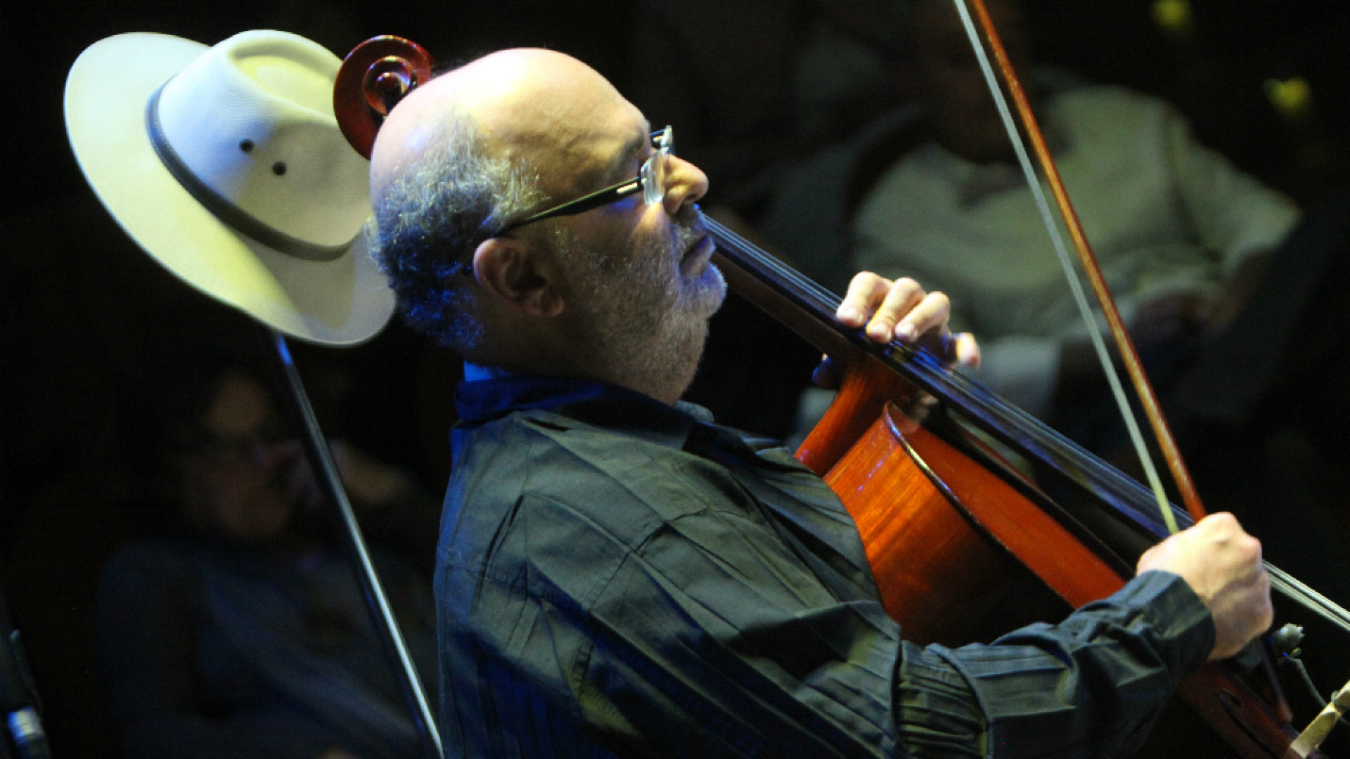 Immagine di Violoncello col panama L’arte di Morelenbaum incanta a CremonaJazz