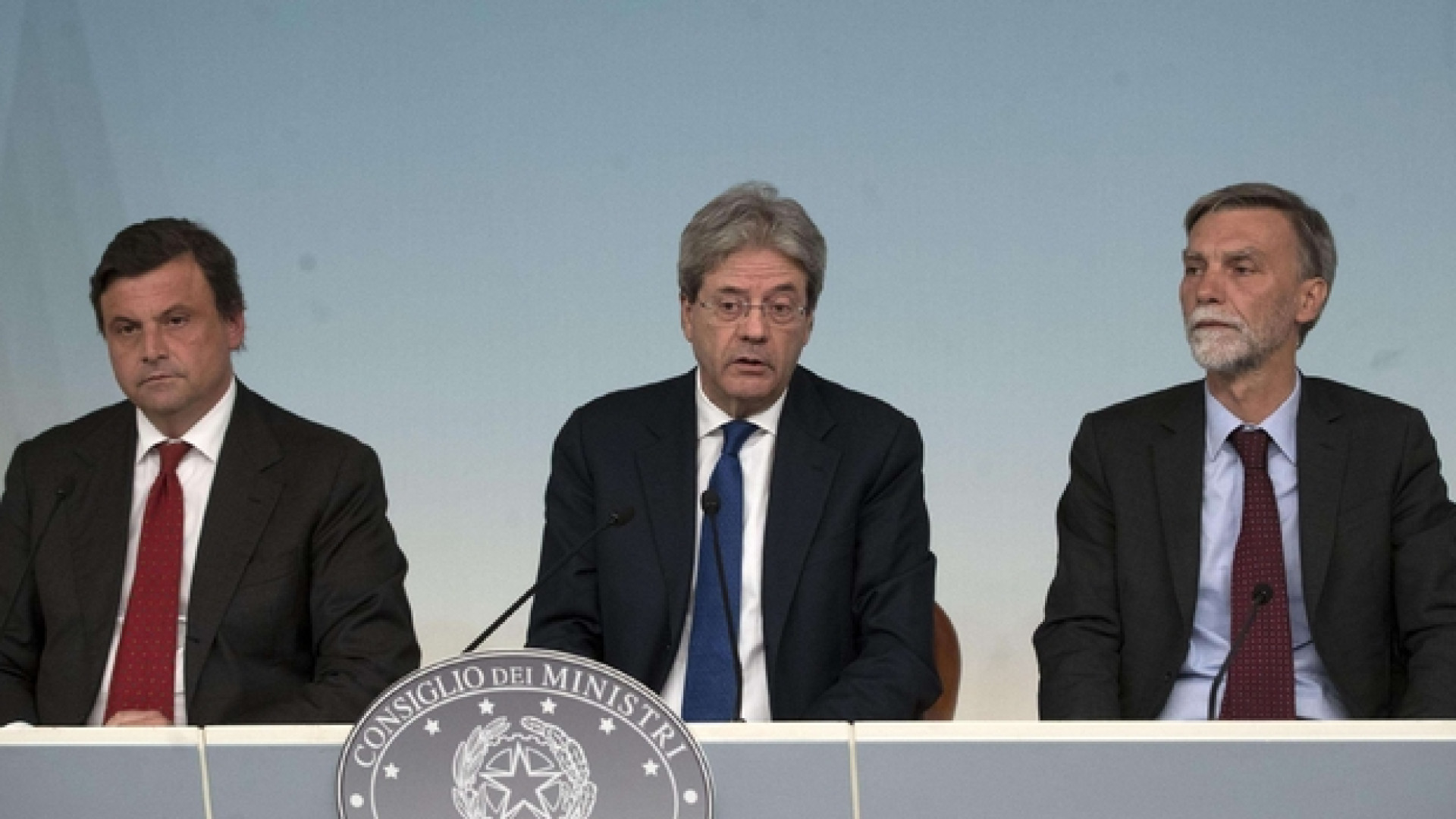 Immagine di Calenda: la priorità è la vendita. Delrio: no a spezzatino