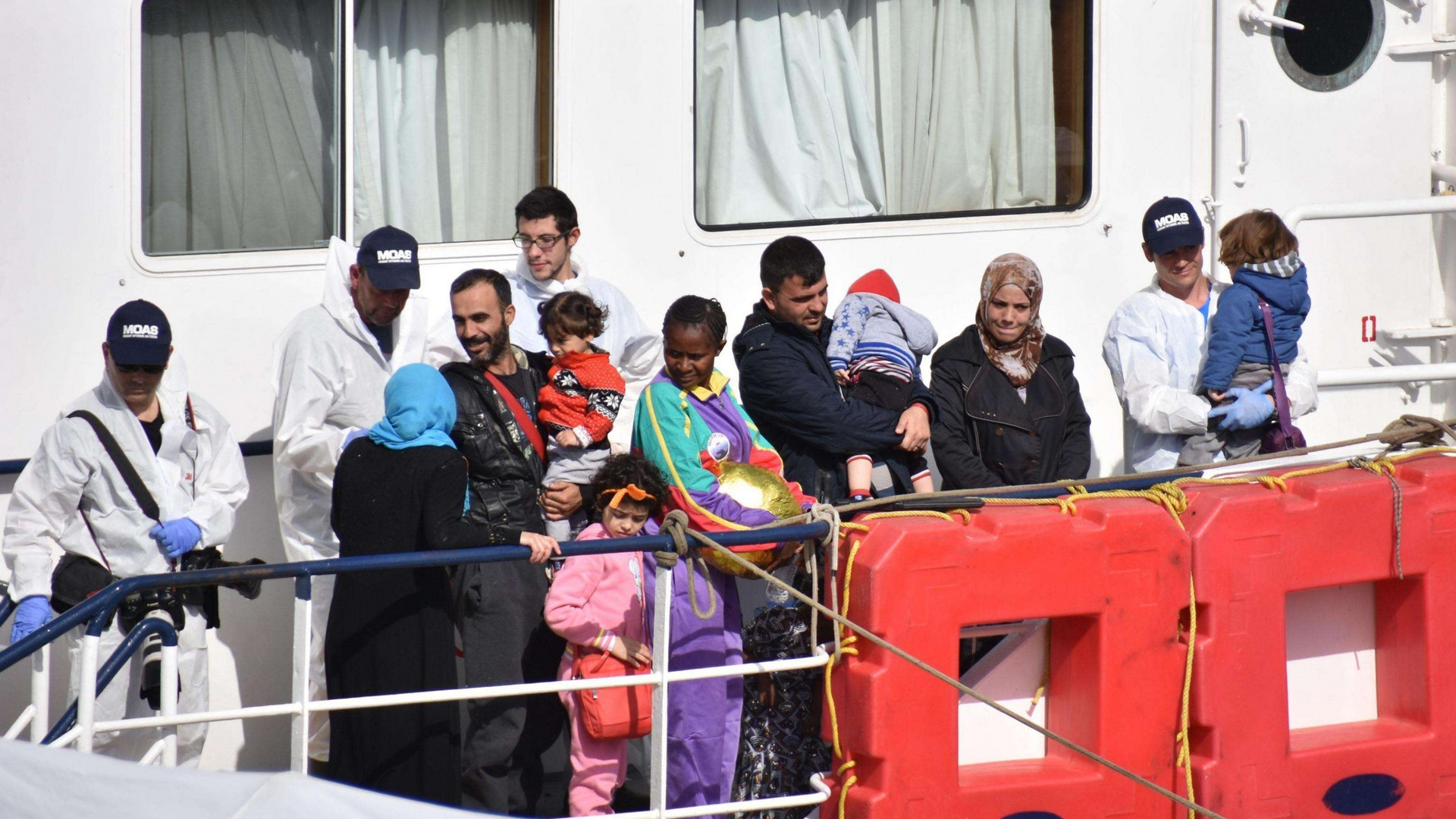 Immagine di Abbandonati al largo dagli scafisti: 245 dispersi