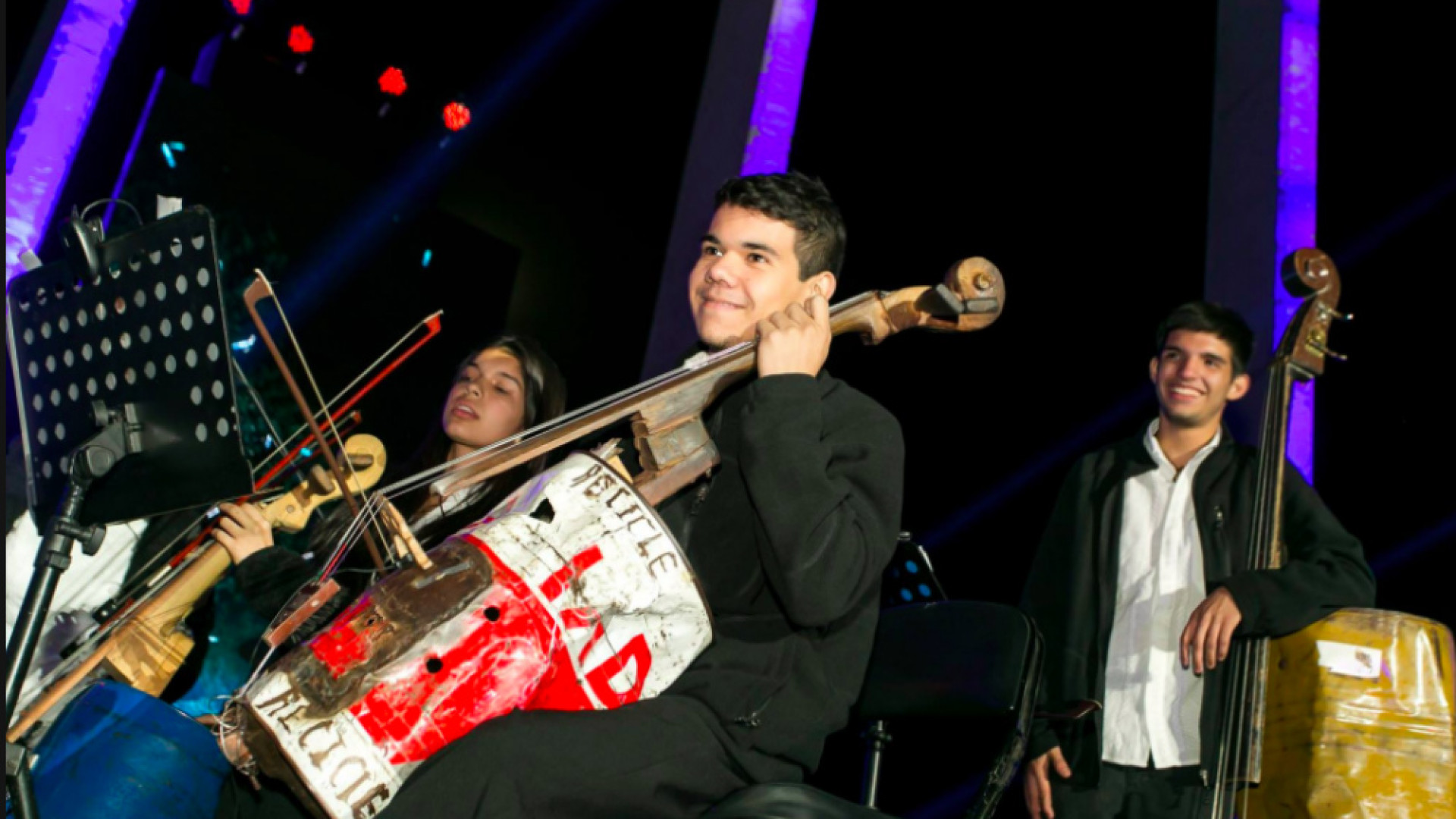 Immagine di Con l'Orquestra de Reciclados de Cateura i violini realizzati con materiali di riciclo suonano la speranza dei bimbi dimenticati
