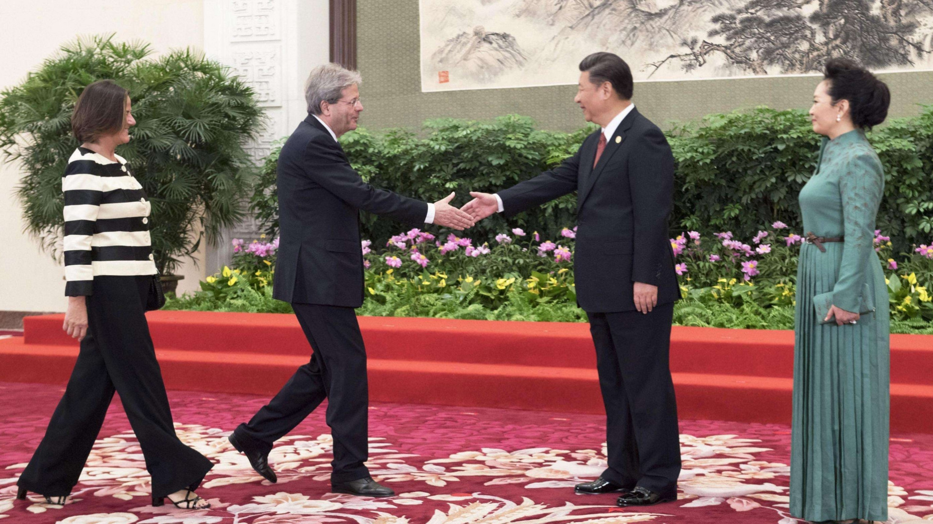 Immagine di Gentiloni in testa al Gruppo sulla nuova «Via della seta»