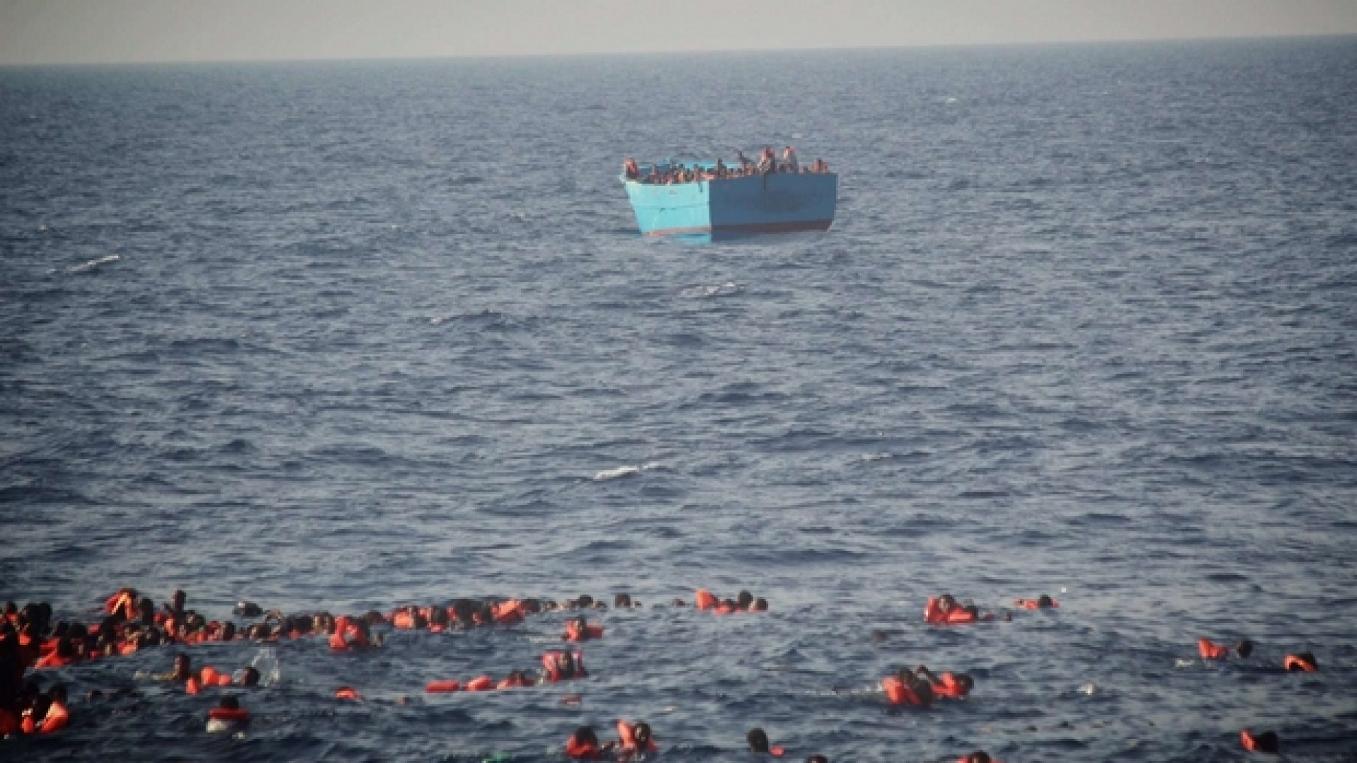 Immagine di Naufragio al largo della Libia, 34 morti fra cui molti bambini. Salvati 400