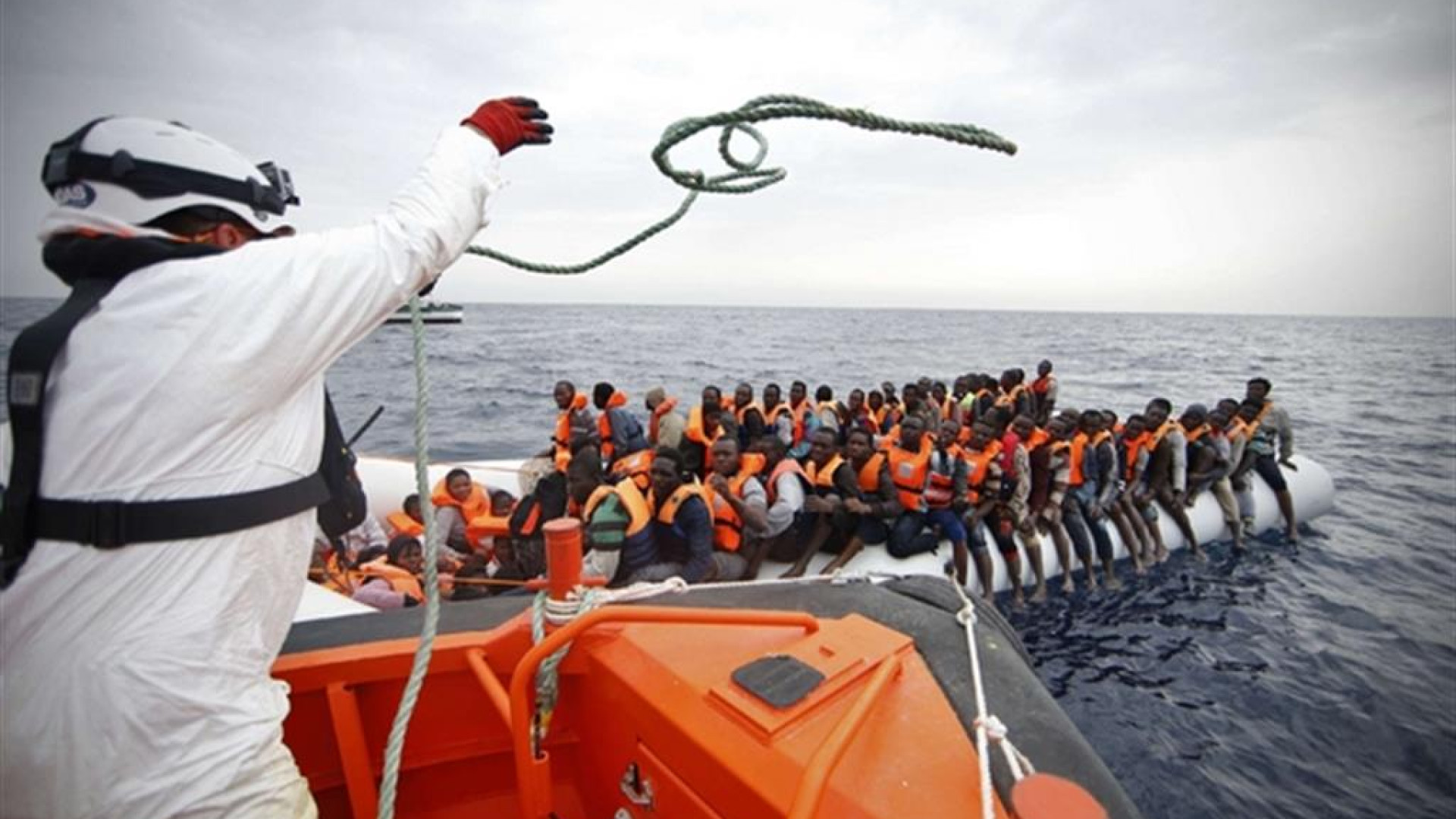 Immagine di Msf accusa: profughi minacciati e depredati dalla Guardia costiera libica.