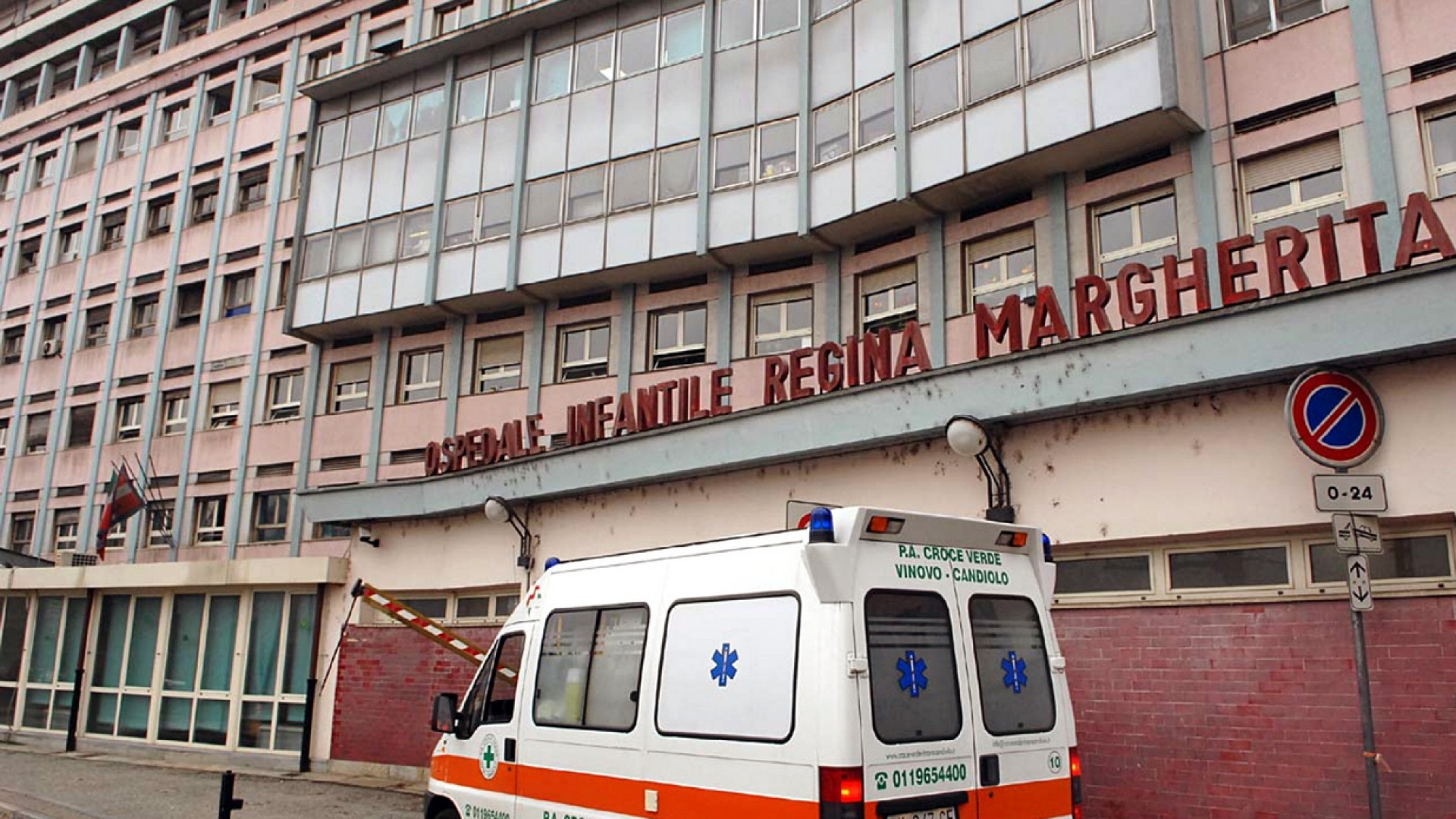 Immagine di Neonato morto, la madre confessa: «L'ho lanciato dal balcone»