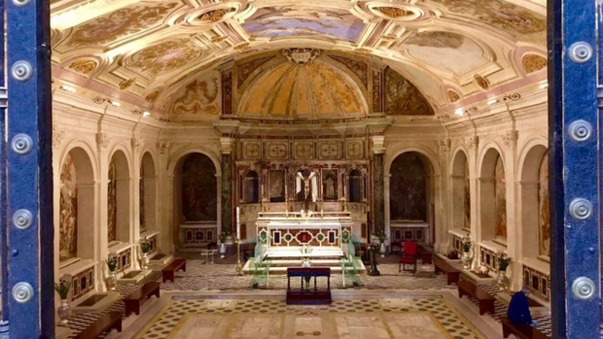 Immagine di L'antico affresco di santa Maria della Sanità torna nella cripta restaurata