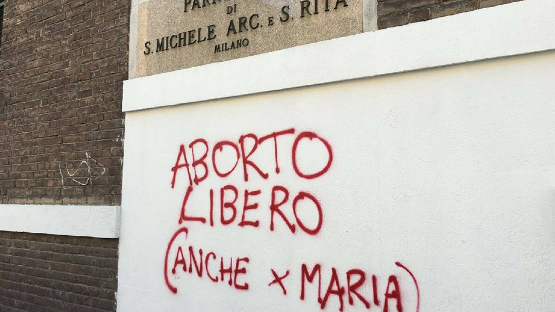Immagine di Scritta pro aborto sulla chiesa, la reazione del parroco vola sui social