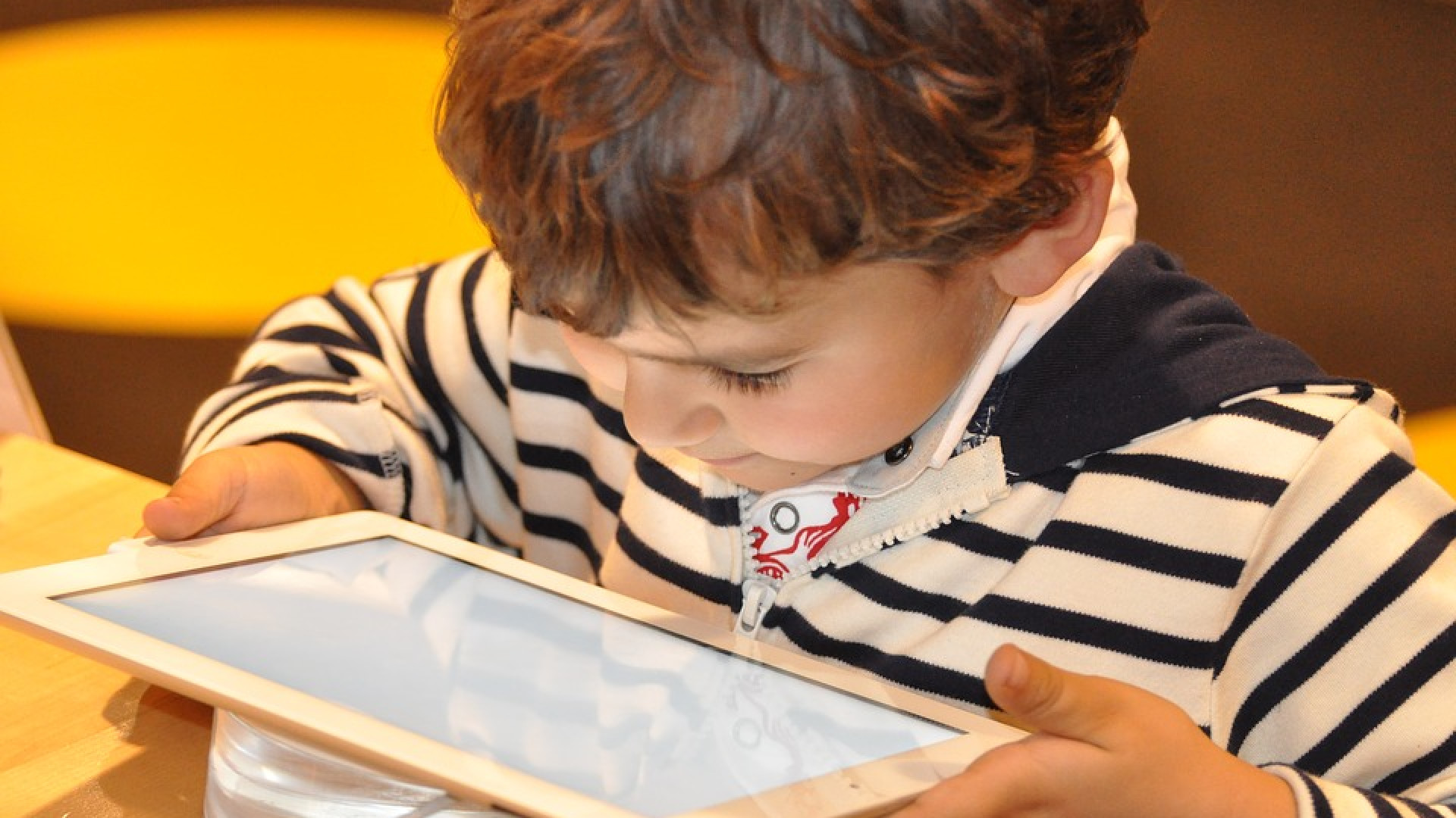 Immagine di Abuso di smartphone e tablet, allarme dei pediatri francesi