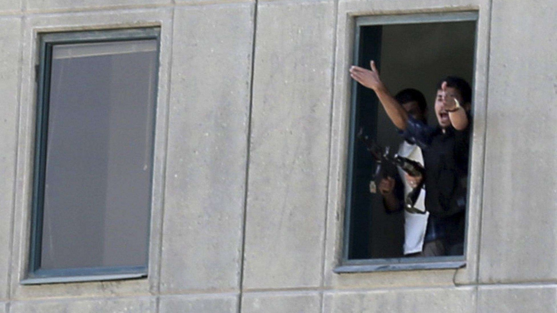 Immagine di Terroristi kamikaze a Teheran: 12 morti. Il Daesh rivendica